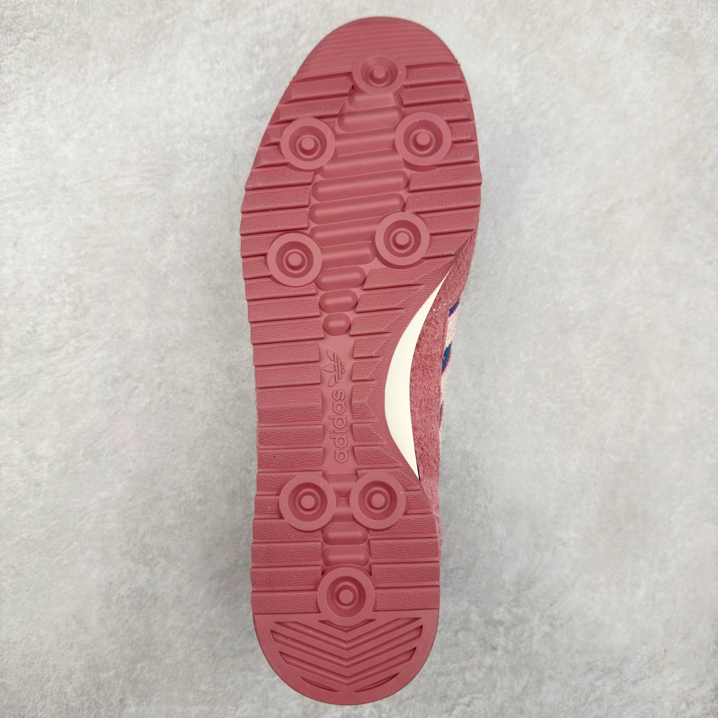 图片[8]-＃HP纯原 AD Wmns SL72 OG 系列德训足球风百搭低帮休闲运动板鞋 IF1939 采用高弹EVA+MODEL+RB三层组合底 区别市面RB一体大底 三层组合鞋底重量与原鞋一致 Originals 将有「T 头鞋」造型的诞生于 1972 年的 SL72 鞋款复刻带回 各位买鞋又有新选择了 1972 年 SL72 问世后 引领了后来阿迪达斯的跑鞋发展方向 其中「SL」代表了 Super Light 彰显了产品轻便的特性 1972 年 SL72 问世后 引领了后来阿迪达斯的跑鞋发展方向 其中「SL」代表了 Super Light 彰显了产品轻便的特性 这次 Originals 延续其轻质经典的基因 带来男女两款 SL72 男生款带来 SL72 RS 鞋型 RS 意为 Reshaped（重塑）鞋款在保留了经典的外观基础上 在尼龙材质里增加了填充物 使鞋型更加挺立和饱满 鞋头则更加圆润 鞋底的 EVA 材质则增加了鞋款的高度 女生款则带来 SL72 OG W 鞋型 OG 顾名思义则是致敬经典款式 相较于 RS（Reshaped）鞋款 鞋身更加纤细 其整体鞋身轮廓、线条、细节、材质上尊崇 70 年代 SL72 的设计 还原经典味道 尺码：36 36⅔ 37⅓ 38 38⅔ 39⅓ 40 40⅔ 41⅓ 42 42⅔ 43⅓ 44 44⅔ 45-选品中心