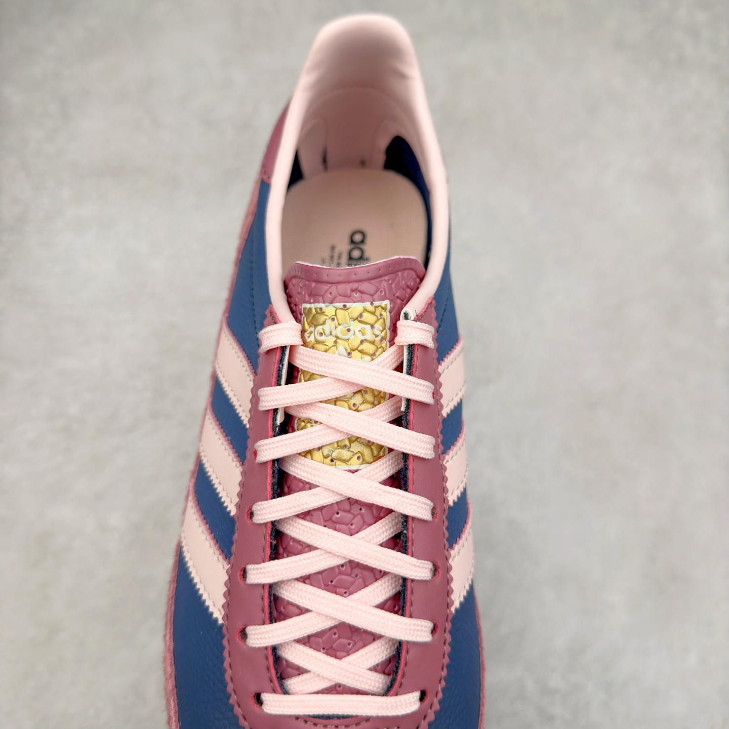 图片[5]-＃HP纯原 AD Wmns SL72 OG 系列德训足球风百搭低帮休闲运动板鞋 IF1939 采用高弹EVA+MODEL+RB三层组合底 区别市面RB一体大底 三层组合鞋底重量与原鞋一致 Originals 将有「T 头鞋」造型的诞生于 1972 年的 SL72 鞋款复刻带回 各位买鞋又有新选择了 1972 年 SL72 问世后 引领了后来阿迪达斯的跑鞋发展方向 其中「SL」代表了 Super Light 彰显了产品轻便的特性 1972 年 SL72 问世后 引领了后来阿迪达斯的跑鞋发展方向 其中「SL」代表了 Super Light 彰显了产品轻便的特性 这次 Originals 延续其轻质经典的基因 带来男女两款 SL72 男生款带来 SL72 RS 鞋型 RS 意为 Reshaped（重塑）鞋款在保留了经典的外观基础上 在尼龙材质里增加了填充物 使鞋型更加挺立和饱满 鞋头则更加圆润 鞋底的 EVA 材质则增加了鞋款的高度 女生款则带来 SL72 OG W 鞋型 OG 顾名思义则是致敬经典款式 相较于 RS（Reshaped）鞋款 鞋身更加纤细 其整体鞋身轮廓、线条、细节、材质上尊崇 70 年代 SL72 的设计 还原经典味道 尺码：36 36⅔ 37⅓ 38 38⅔ 39⅓ 40 40⅔ 41⅓ 42 42⅔ 43⅓ 44 44⅔ 45-选品中心