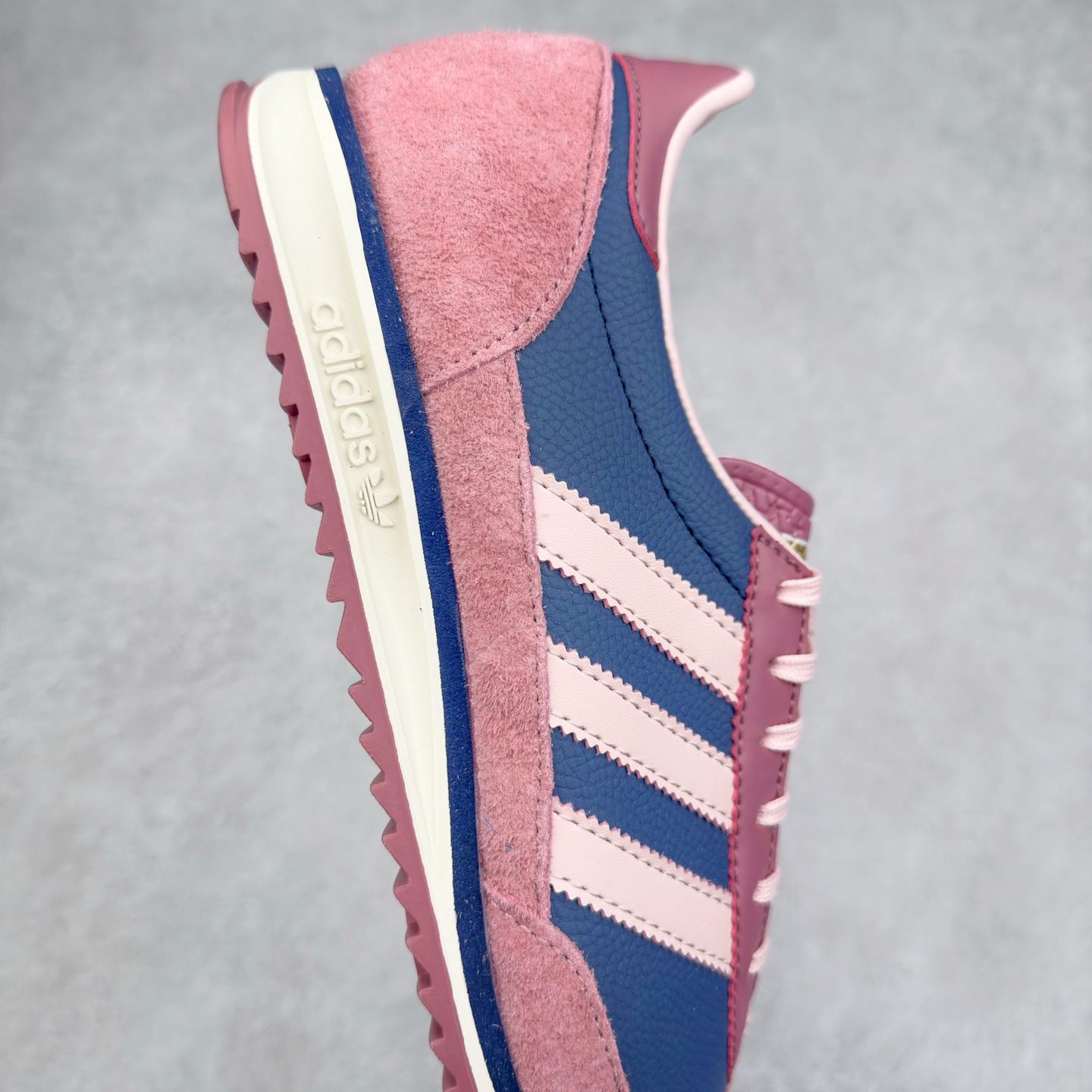 图片[6]-＃HP纯原 AD Wmns SL72 OG 系列德训足球风百搭低帮休闲运动板鞋 IF1939 采用高弹EVA+MODEL+RB三层组合底 区别市面RB一体大底 三层组合鞋底重量与原鞋一致 Originals 将有「T 头鞋」造型的诞生于 1972 年的 SL72 鞋款复刻带回 各位买鞋又有新选择了 1972 年 SL72 问世后 引领了后来阿迪达斯的跑鞋发展方向 其中「SL」代表了 Super Light 彰显了产品轻便的特性 1972 年 SL72 问世后 引领了后来阿迪达斯的跑鞋发展方向 其中「SL」代表了 Super Light 彰显了产品轻便的特性 这次 Originals 延续其轻质经典的基因 带来男女两款 SL72 男生款带来 SL72 RS 鞋型 RS 意为 Reshaped（重塑）鞋款在保留了经典的外观基础上 在尼龙材质里增加了填充物 使鞋型更加挺立和饱满 鞋头则更加圆润 鞋底的 EVA 材质则增加了鞋款的高度 女生款则带来 SL72 OG W 鞋型 OG 顾名思义则是致敬经典款式 相较于 RS（Reshaped）鞋款 鞋身更加纤细 其整体鞋身轮廓、线条、细节、材质上尊崇 70 年代 SL72 的设计 还原经典味道 尺码：36 36⅔ 37⅓ 38 38⅔ 39⅓ 40 40⅔ 41⅓ 42 42⅔ 43⅓ 44 44⅔ 45-选品中心