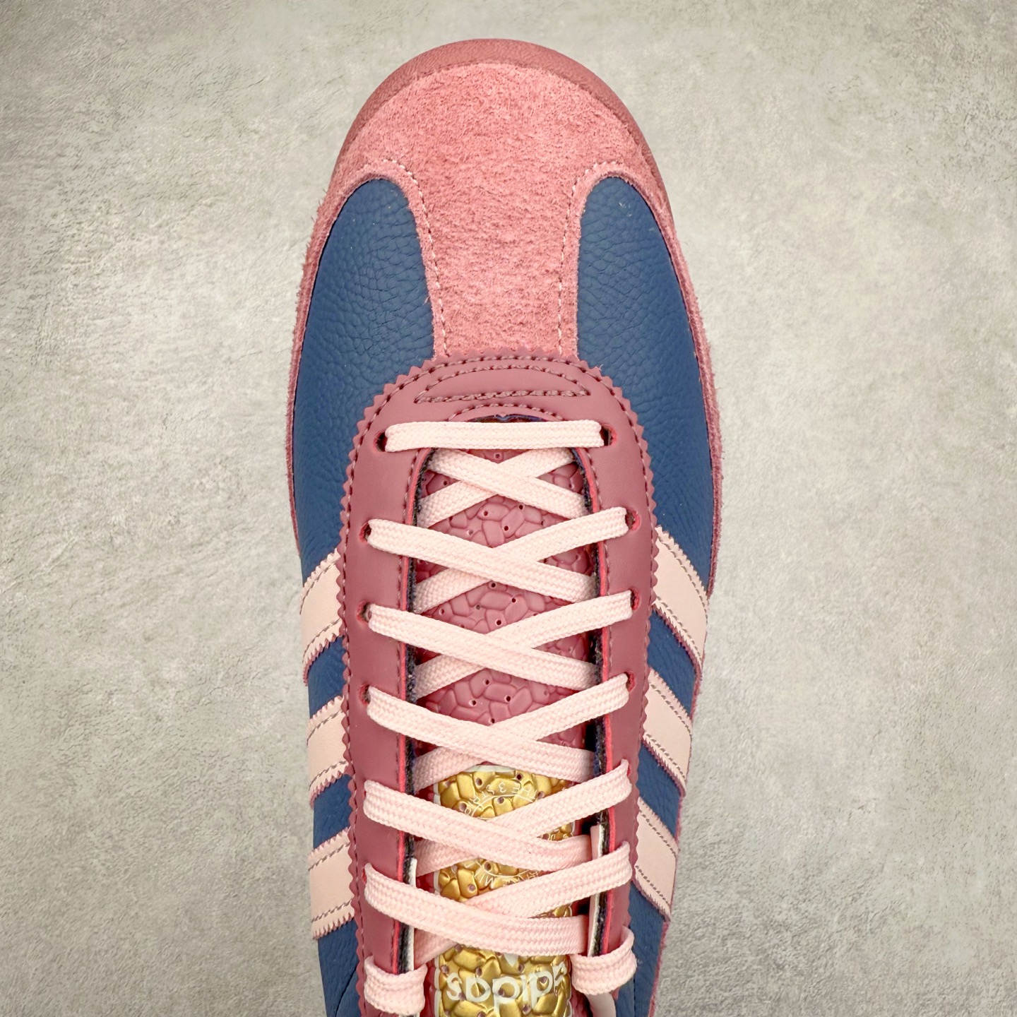 图片[4]-＃HP纯原 AD Wmns SL72 OG 系列德训足球风百搭低帮休闲运动板鞋 IF1939 采用高弹EVA+MODEL+RB三层组合底 区别市面RB一体大底 三层组合鞋底重量与原鞋一致 Originals 将有「T 头鞋」造型的诞生于 1972 年的 SL72 鞋款复刻带回 各位买鞋又有新选择了 1972 年 SL72 问世后 引领了后来阿迪达斯的跑鞋发展方向 其中「SL」代表了 Super Light 彰显了产品轻便的特性 1972 年 SL72 问世后 引领了后来阿迪达斯的跑鞋发展方向 其中「SL」代表了 Super Light 彰显了产品轻便的特性 这次 Originals 延续其轻质经典的基因 带来男女两款 SL72 男生款带来 SL72 RS 鞋型 RS 意为 Reshaped（重塑）鞋款在保留了经典的外观基础上 在尼龙材质里增加了填充物 使鞋型更加挺立和饱满 鞋头则更加圆润 鞋底的 EVA 材质则增加了鞋款的高度 女生款则带来 SL72 OG W 鞋型 OG 顾名思义则是致敬经典款式 相较于 RS（Reshaped）鞋款 鞋身更加纤细 其整体鞋身轮廓、线条、细节、材质上尊崇 70 年代 SL72 的设计 还原经典味道 尺码：36 36⅔ 37⅓ 38 38⅔ 39⅓ 40 40⅔ 41⅓ 42 42⅔ 43⅓ 44 44⅔ 45-选品中心