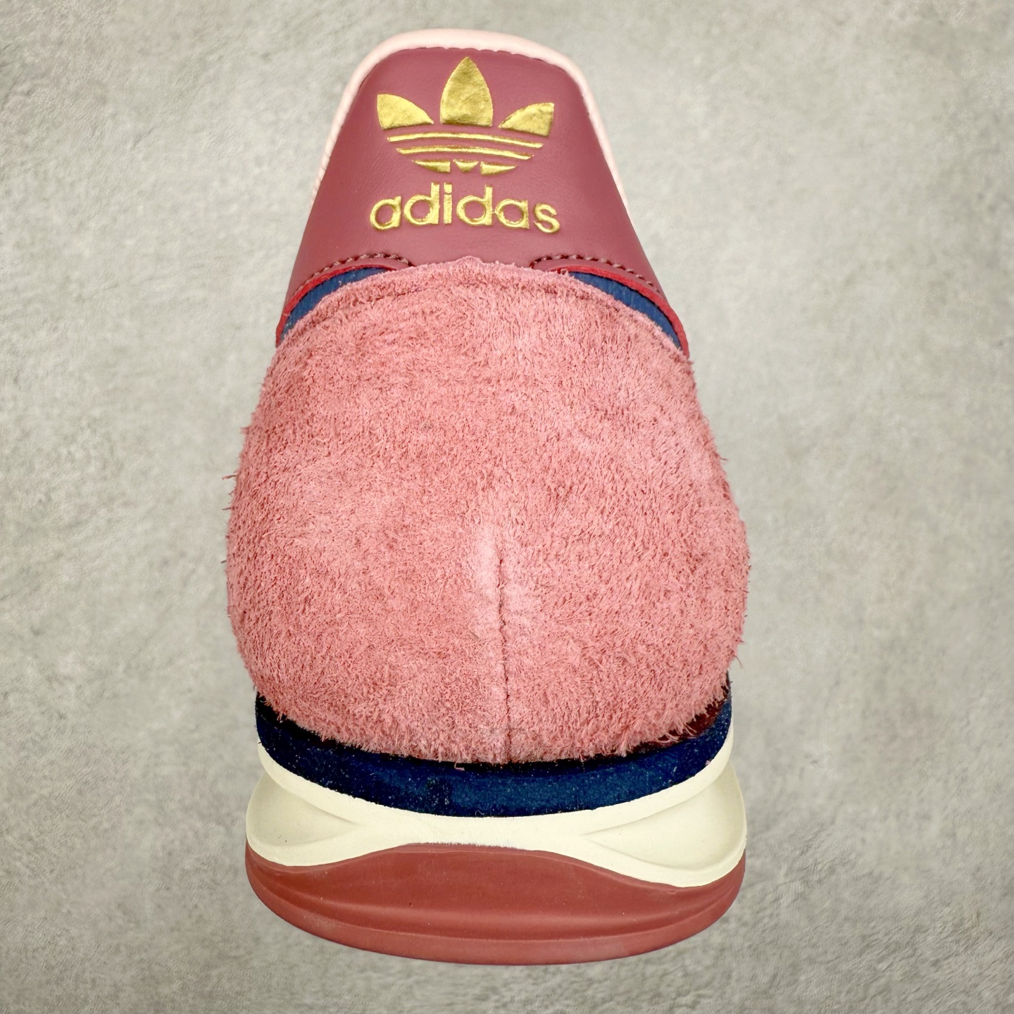 图片[7]-＃HP纯原 AD Wmns SL72 OG 系列德训足球风百搭低帮休闲运动板鞋 IF1939 采用高弹EVA+MODEL+RB三层组合底 区别市面RB一体大底 三层组合鞋底重量与原鞋一致 Originals 将有「T 头鞋」造型的诞生于 1972 年的 SL72 鞋款复刻带回 各位买鞋又有新选择了 1972 年 SL72 问世后 引领了后来阿迪达斯的跑鞋发展方向 其中「SL」代表了 Super Light 彰显了产品轻便的特性 1972 年 SL72 问世后 引领了后来阿迪达斯的跑鞋发展方向 其中「SL」代表了 Super Light 彰显了产品轻便的特性 这次 Originals 延续其轻质经典的基因 带来男女两款 SL72 男生款带来 SL72 RS 鞋型 RS 意为 Reshaped（重塑）鞋款在保留了经典的外观基础上 在尼龙材质里增加了填充物 使鞋型更加挺立和饱满 鞋头则更加圆润 鞋底的 EVA 材质则增加了鞋款的高度 女生款则带来 SL72 OG W 鞋型 OG 顾名思义则是致敬经典款式 相较于 RS（Reshaped）鞋款 鞋身更加纤细 其整体鞋身轮廓、线条、细节、材质上尊崇 70 年代 SL72 的设计 还原经典味道 尺码：36 36⅔ 37⅓ 38 38⅔ 39⅓ 40 40⅔ 41⅓ 42 42⅔ 43⅓ 44 44⅔ 45-选品中心