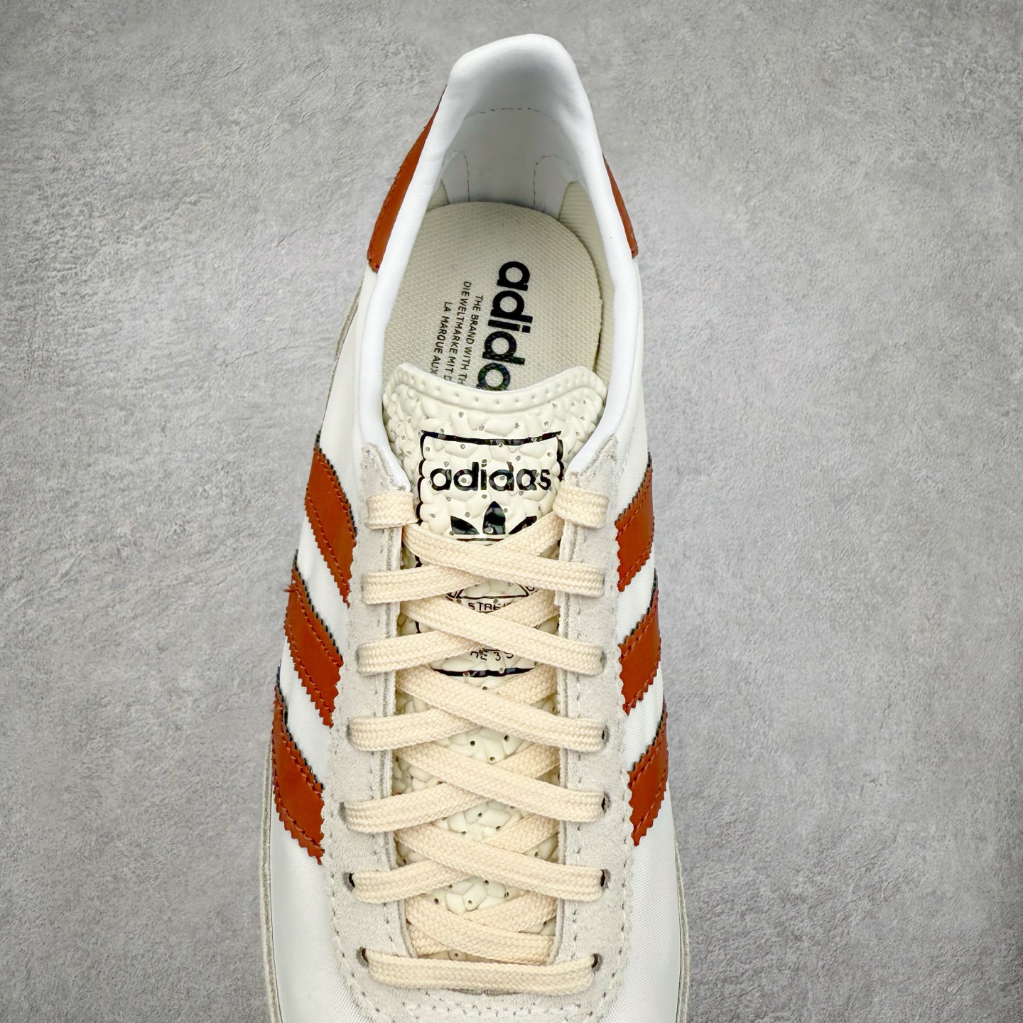 图片[5]-＃HP纯原 AD Wmns SL72 OG 系列德训足球风百搭低帮休闲运动板鞋 JH8657 采用高弹EVA+MODEL+RB三层组合底 区别市面RB一体大底 三层组合鞋底重量与原鞋一致 Originals 将有「T 头鞋」造型的诞生于 1972 年的 SL72 鞋款复刻带回 各位买鞋又有新选择了 1972 年 SL72 问世后 引领了后来阿迪达斯的跑鞋发展方向 其中「SL」代表了 Super Light 彰显了产品轻便的特性 1972 年 SL72 问世后 引领了后来阿迪达斯的跑鞋发展方向 其中「SL」代表了 Super Light 彰显了产品轻便的特性 这次 Originals 延续其轻质经典的基因 带来男女两款 SL72 男生款带来 SL72 RS 鞋型 RS 意为 Reshaped（重塑）鞋款在保留了经典的外观基础上 在尼龙材质里增加了填充物 使鞋型更加挺立和饱满 鞋头则更加圆润 鞋底的 EVA 材质则增加了鞋款的高度 女生款则带来 SL72 OG W 鞋型 OG 顾名思义则是致敬经典款式 相较于 RS（Reshaped）鞋款 鞋身更加纤细 其整体鞋身轮廓、线条、细节、材质上尊崇 70 年代 SL72 的设计 还原经典味道 尺码：36 36⅔ 37⅓ 38 38⅔ 39⅓ 40 40⅔ 41⅓ 42 42⅔ 43⅓ 44 44⅔ 45-选品中心