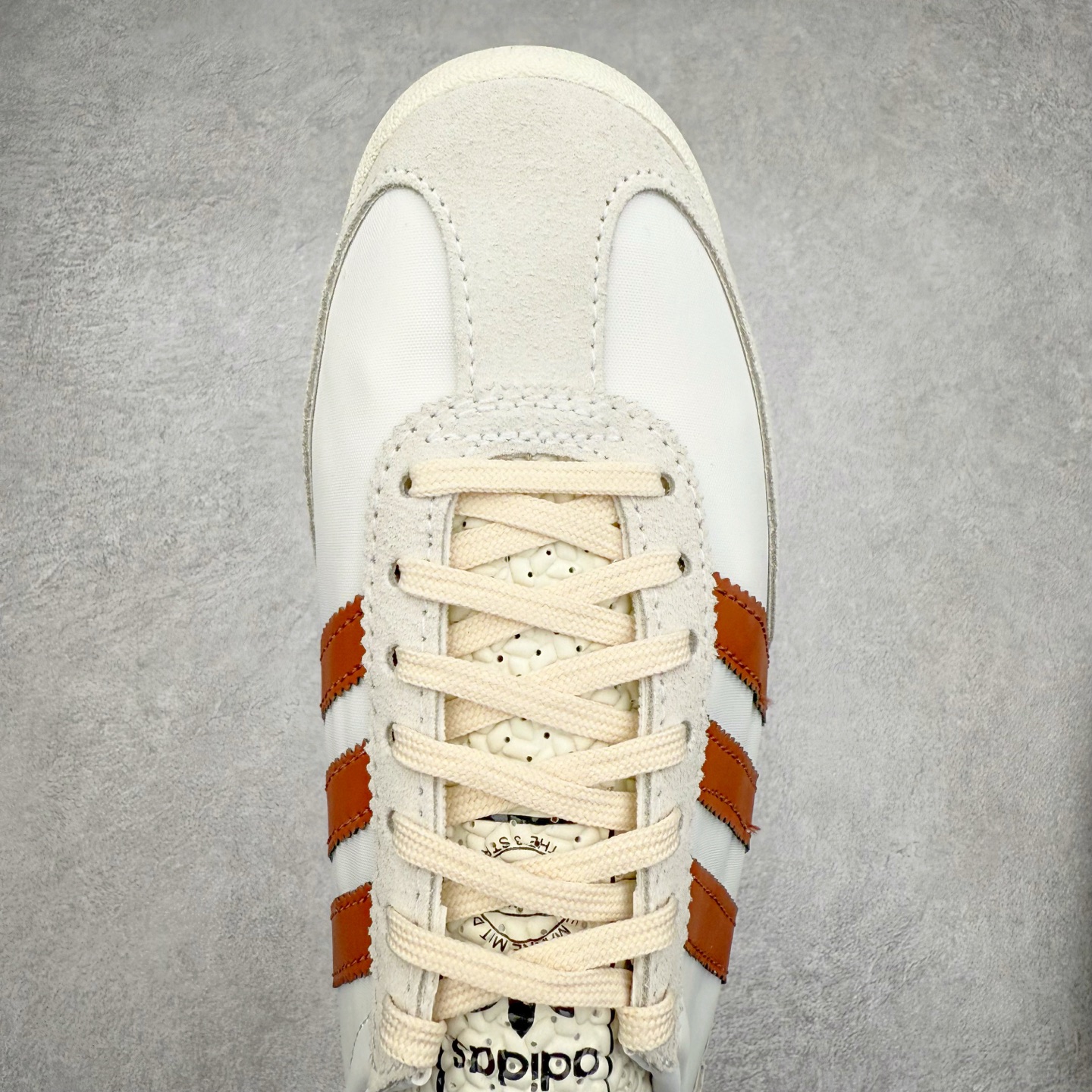 图片[4]-＃HP纯原 AD Wmns SL72 OG 系列德训足球风百搭低帮休闲运动板鞋 JH8657 采用高弹EVA+MODEL+RB三层组合底 区别市面RB一体大底 三层组合鞋底重量与原鞋一致 Originals 将有「T 头鞋」造型的诞生于 1972 年的 SL72 鞋款复刻带回 各位买鞋又有新选择了 1972 年 SL72 问世后 引领了后来阿迪达斯的跑鞋发展方向 其中「SL」代表了 Super Light 彰显了产品轻便的特性 1972 年 SL72 问世后 引领了后来阿迪达斯的跑鞋发展方向 其中「SL」代表了 Super Light 彰显了产品轻便的特性 这次 Originals 延续其轻质经典的基因 带来男女两款 SL72 男生款带来 SL72 RS 鞋型 RS 意为 Reshaped（重塑）鞋款在保留了经典的外观基础上 在尼龙材质里增加了填充物 使鞋型更加挺立和饱满 鞋头则更加圆润 鞋底的 EVA 材质则增加了鞋款的高度 女生款则带来 SL72 OG W 鞋型 OG 顾名思义则是致敬经典款式 相较于 RS（Reshaped）鞋款 鞋身更加纤细 其整体鞋身轮廓、线条、细节、材质上尊崇 70 年代 SL72 的设计 还原经典味道 尺码：36 36⅔ 37⅓ 38 38⅔ 39⅓ 40 40⅔ 41⅓ 42 42⅔ 43⅓ 44 44⅔ 45-选品中心