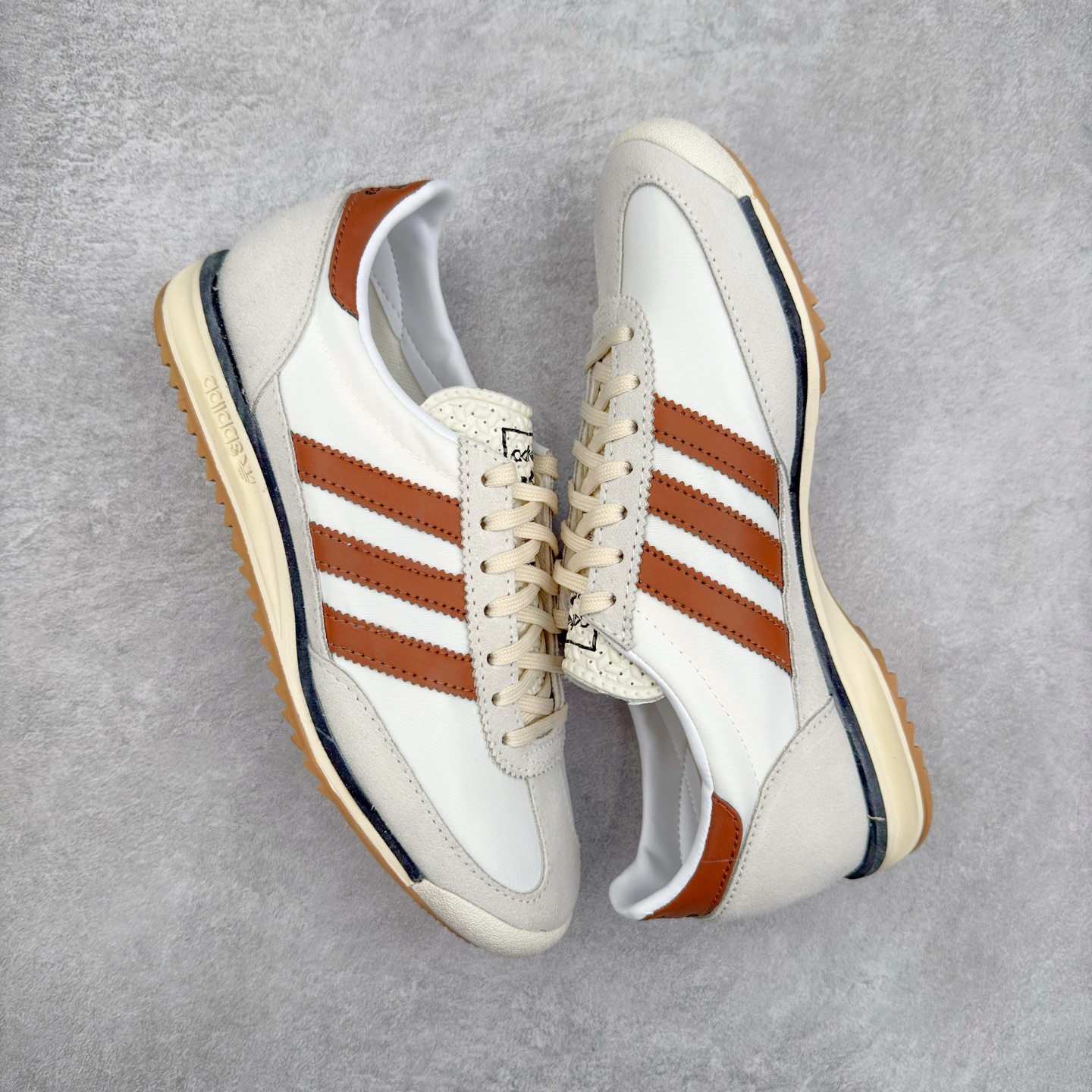 图片[3]-＃HP纯原 AD Wmns SL72 OG 系列德训足球风百搭低帮休闲运动板鞋 JH8657 采用高弹EVA+MODEL+RB三层组合底 区别市面RB一体大底 三层组合鞋底重量与原鞋一致 Originals 将有「T 头鞋」造型的诞生于 1972 年的 SL72 鞋款复刻带回 各位买鞋又有新选择了 1972 年 SL72 问世后 引领了后来阿迪达斯的跑鞋发展方向 其中「SL」代表了 Super Light 彰显了产品轻便的特性 1972 年 SL72 问世后 引领了后来阿迪达斯的跑鞋发展方向 其中「SL」代表了 Super Light 彰显了产品轻便的特性 这次 Originals 延续其轻质经典的基因 带来男女两款 SL72 男生款带来 SL72 RS 鞋型 RS 意为 Reshaped（重塑）鞋款在保留了经典的外观基础上 在尼龙材质里增加了填充物 使鞋型更加挺立和饱满 鞋头则更加圆润 鞋底的 EVA 材质则增加了鞋款的高度 女生款则带来 SL72 OG W 鞋型 OG 顾名思义则是致敬经典款式 相较于 RS（Reshaped）鞋款 鞋身更加纤细 其整体鞋身轮廓、线条、细节、材质上尊崇 70 年代 SL72 的设计 还原经典味道 尺码：36 36⅔ 37⅓ 38 38⅔ 39⅓ 40 40⅔ 41⅓ 42 42⅔ 43⅓ 44 44⅔ 45-选品中心