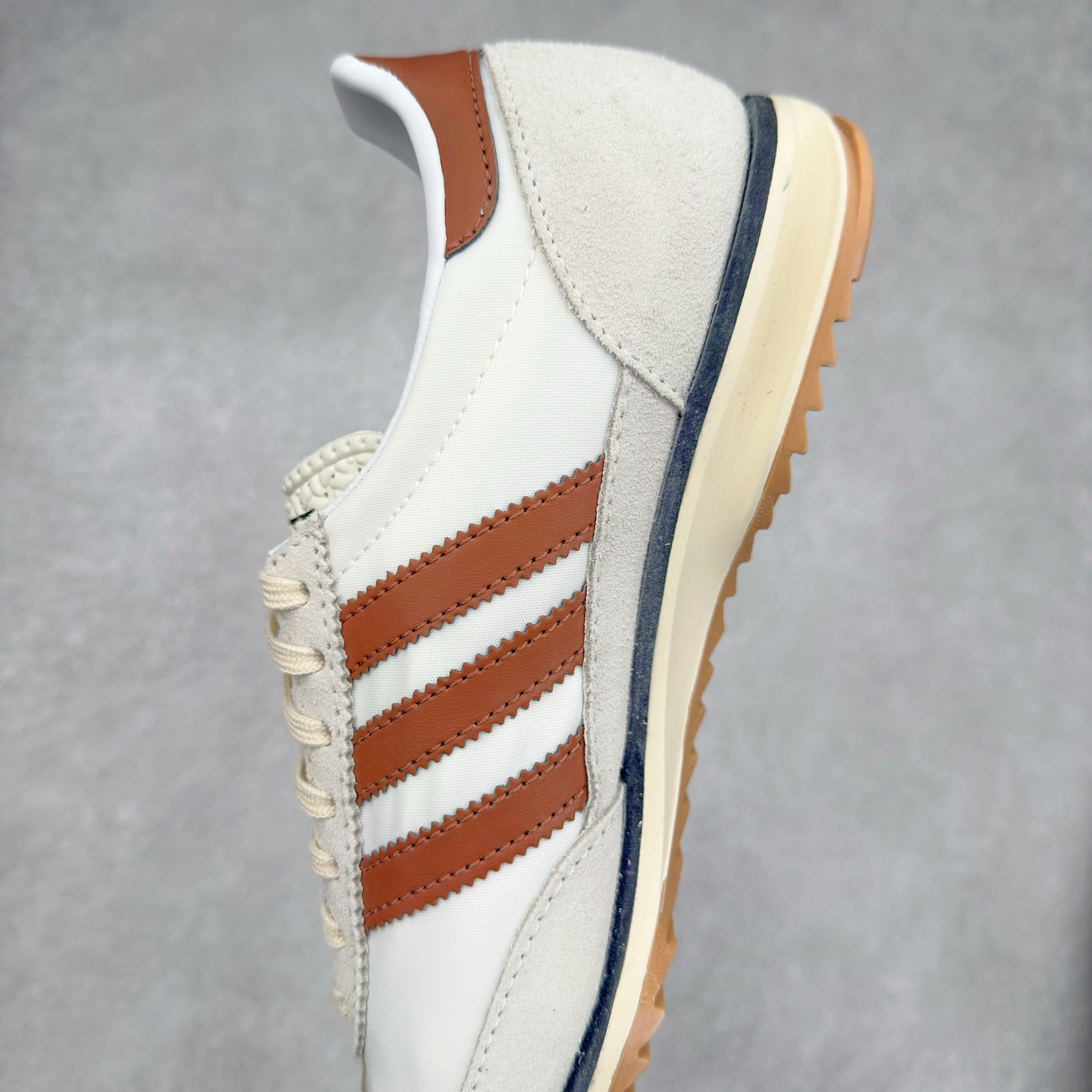 图片[7]-＃HP纯原 AD Wmns SL72 OG 系列德训足球风百搭低帮休闲运动板鞋 JH8657 采用高弹EVA+MODEL+RB三层组合底 区别市面RB一体大底 三层组合鞋底重量与原鞋一致 Originals 将有「T 头鞋」造型的诞生于 1972 年的 SL72 鞋款复刻带回 各位买鞋又有新选择了 1972 年 SL72 问世后 引领了后来阿迪达斯的跑鞋发展方向 其中「SL」代表了 Super Light 彰显了产品轻便的特性 1972 年 SL72 问世后 引领了后来阿迪达斯的跑鞋发展方向 其中「SL」代表了 Super Light 彰显了产品轻便的特性 这次 Originals 延续其轻质经典的基因 带来男女两款 SL72 男生款带来 SL72 RS 鞋型 RS 意为 Reshaped（重塑）鞋款在保留了经典的外观基础上 在尼龙材质里增加了填充物 使鞋型更加挺立和饱满 鞋头则更加圆润 鞋底的 EVA 材质则增加了鞋款的高度 女生款则带来 SL72 OG W 鞋型 OG 顾名思义则是致敬经典款式 相较于 RS（Reshaped）鞋款 鞋身更加纤细 其整体鞋身轮廓、线条、细节、材质上尊崇 70 年代 SL72 的设计 还原经典味道 尺码：36 36⅔ 37⅓ 38 38⅔ 39⅓ 40 40⅔ 41⅓ 42 42⅔ 43⅓ 44 44⅔ 45-选品中心