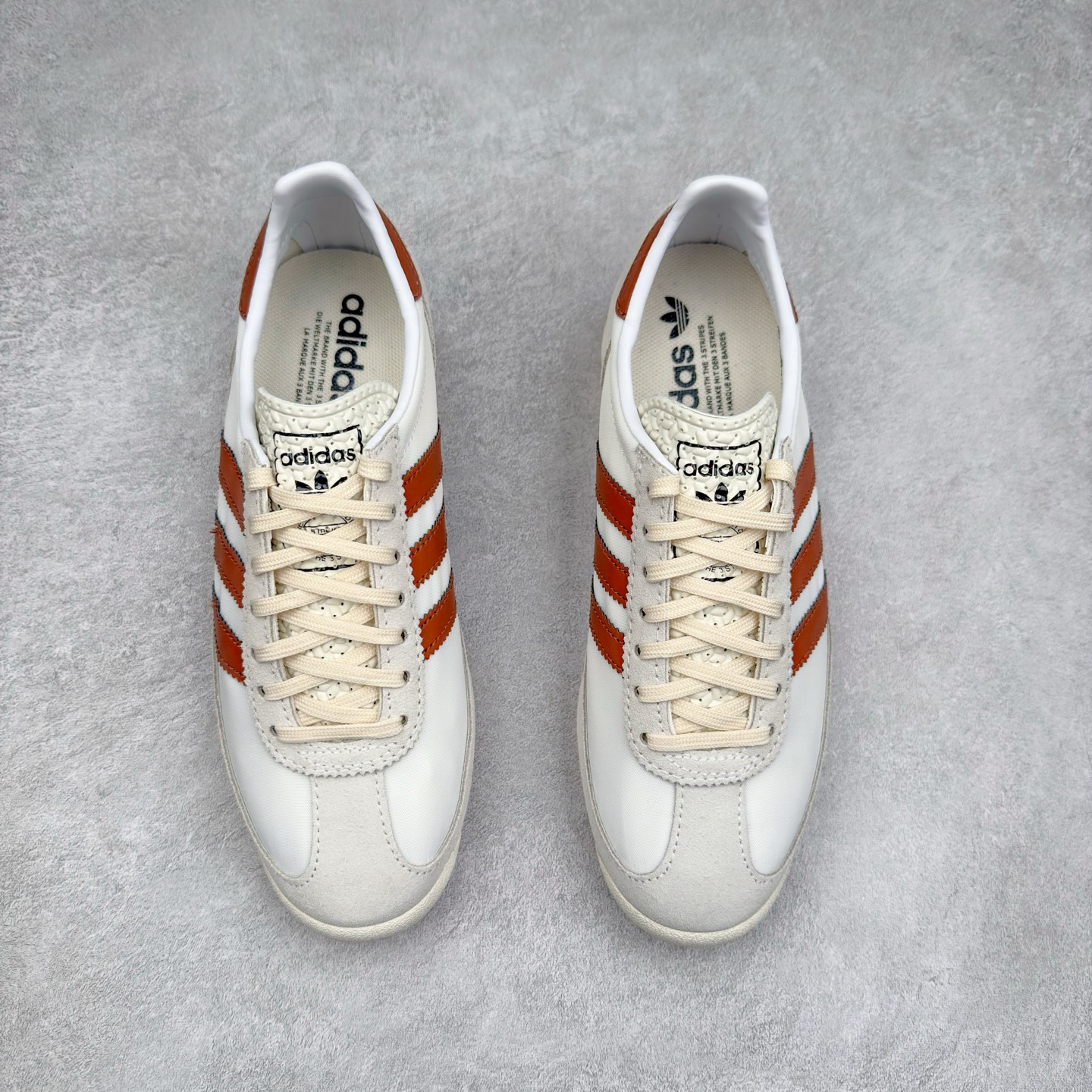 图片[2]-＃HP纯原 AD Wmns SL72 OG 系列德训足球风百搭低帮休闲运动板鞋 JH8657 采用高弹EVA+MODEL+RB三层组合底 区别市面RB一体大底 三层组合鞋底重量与原鞋一致 Originals 将有「T 头鞋」造型的诞生于 1972 年的 SL72 鞋款复刻带回 各位买鞋又有新选择了 1972 年 SL72 问世后 引领了后来阿迪达斯的跑鞋发展方向 其中「SL」代表了 Super Light 彰显了产品轻便的特性 1972 年 SL72 问世后 引领了后来阿迪达斯的跑鞋发展方向 其中「SL」代表了 Super Light 彰显了产品轻便的特性 这次 Originals 延续其轻质经典的基因 带来男女两款 SL72 男生款带来 SL72 RS 鞋型 RS 意为 Reshaped（重塑）鞋款在保留了经典的外观基础上 在尼龙材质里增加了填充物 使鞋型更加挺立和饱满 鞋头则更加圆润 鞋底的 EVA 材质则增加了鞋款的高度 女生款则带来 SL72 OG W 鞋型 OG 顾名思义则是致敬经典款式 相较于 RS（Reshaped）鞋款 鞋身更加纤细 其整体鞋身轮廓、线条、细节、材质上尊崇 70 年代 SL72 的设计 还原经典味道 尺码：36 36⅔ 37⅓ 38 38⅔ 39⅓ 40 40⅔ 41⅓ 42 42⅔ 43⅓ 44 44⅔ 45-选品中心