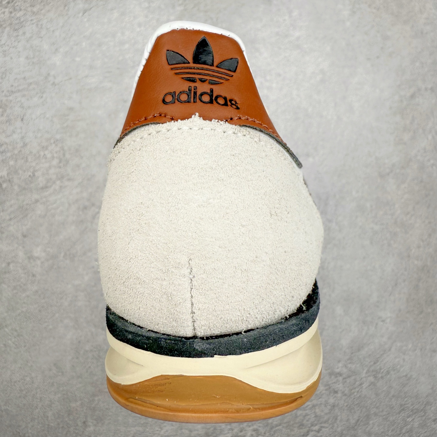 图片[8]-＃HP纯原 AD Wmns SL72 OG 系列德训足球风百搭低帮休闲运动板鞋 JH8657 采用高弹EVA+MODEL+RB三层组合底 区别市面RB一体大底 三层组合鞋底重量与原鞋一致 Originals 将有「T 头鞋」造型的诞生于 1972 年的 SL72 鞋款复刻带回 各位买鞋又有新选择了 1972 年 SL72 问世后 引领了后来阿迪达斯的跑鞋发展方向 其中「SL」代表了 Super Light 彰显了产品轻便的特性 1972 年 SL72 问世后 引领了后来阿迪达斯的跑鞋发展方向 其中「SL」代表了 Super Light 彰显了产品轻便的特性 这次 Originals 延续其轻质经典的基因 带来男女两款 SL72 男生款带来 SL72 RS 鞋型 RS 意为 Reshaped（重塑）鞋款在保留了经典的外观基础上 在尼龙材质里增加了填充物 使鞋型更加挺立和饱满 鞋头则更加圆润 鞋底的 EVA 材质则增加了鞋款的高度 女生款则带来 SL72 OG W 鞋型 OG 顾名思义则是致敬经典款式 相较于 RS（Reshaped）鞋款 鞋身更加纤细 其整体鞋身轮廓、线条、细节、材质上尊崇 70 年代 SL72 的设计 还原经典味道 尺码：36 36⅔ 37⅓ 38 38⅔ 39⅓ 40 40⅔ 41⅓ 42 42⅔ 43⅓ 44 44⅔ 45-选品中心