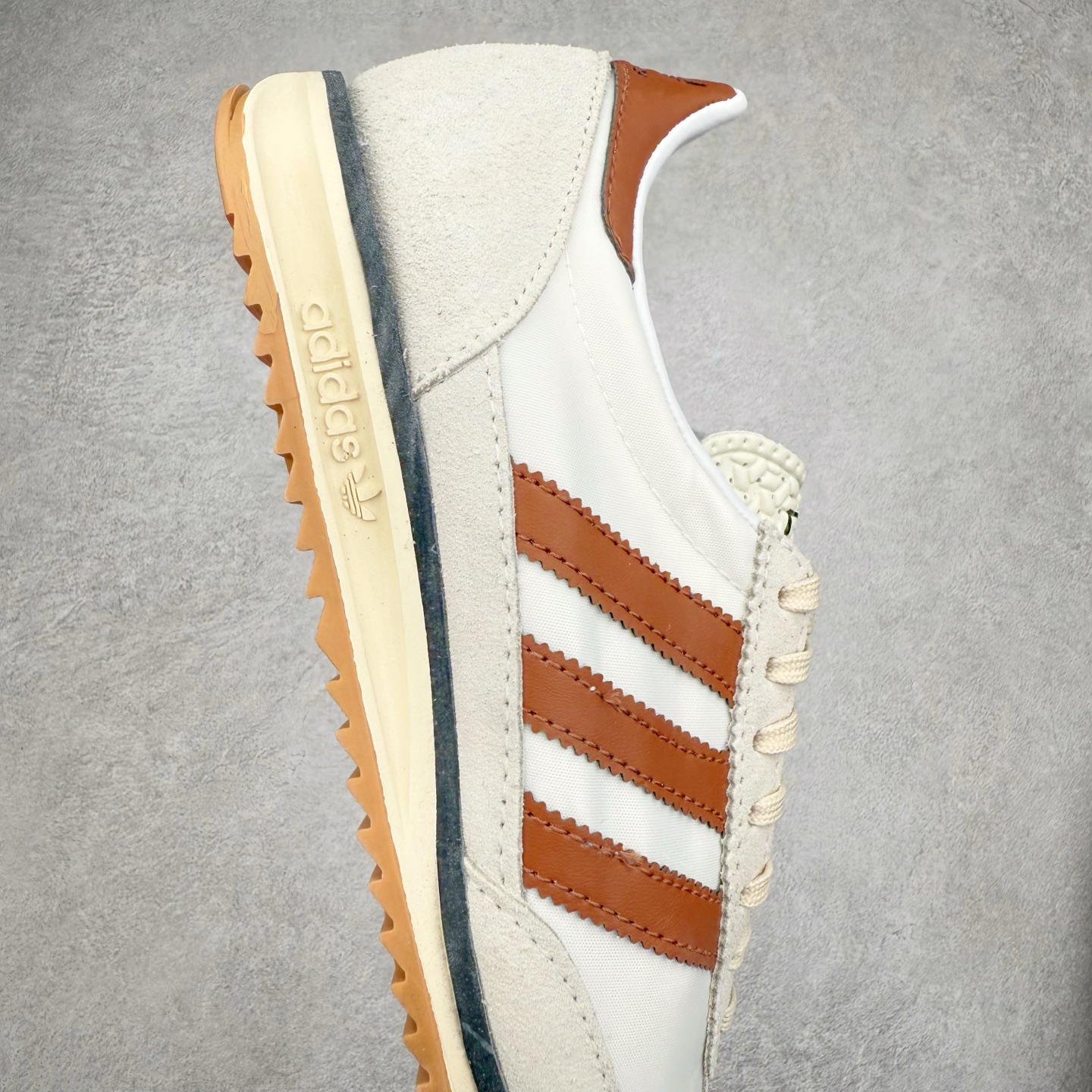 图片[6]-＃HP纯原 AD Wmns SL72 OG 系列德训足球风百搭低帮休闲运动板鞋 JH8657 采用高弹EVA+MODEL+RB三层组合底 区别市面RB一体大底 三层组合鞋底重量与原鞋一致 Originals 将有「T 头鞋」造型的诞生于 1972 年的 SL72 鞋款复刻带回 各位买鞋又有新选择了 1972 年 SL72 问世后 引领了后来阿迪达斯的跑鞋发展方向 其中「SL」代表了 Super Light 彰显了产品轻便的特性 1972 年 SL72 问世后 引领了后来阿迪达斯的跑鞋发展方向 其中「SL」代表了 Super Light 彰显了产品轻便的特性 这次 Originals 延续其轻质经典的基因 带来男女两款 SL72 男生款带来 SL72 RS 鞋型 RS 意为 Reshaped（重塑）鞋款在保留了经典的外观基础上 在尼龙材质里增加了填充物 使鞋型更加挺立和饱满 鞋头则更加圆润 鞋底的 EVA 材质则增加了鞋款的高度 女生款则带来 SL72 OG W 鞋型 OG 顾名思义则是致敬经典款式 相较于 RS（Reshaped）鞋款 鞋身更加纤细 其整体鞋身轮廓、线条、细节、材质上尊崇 70 年代 SL72 的设计 还原经典味道 尺码：36 36⅔ 37⅓ 38 38⅔ 39⅓ 40 40⅔ 41⅓ 42 42⅔ 43⅓ 44 44⅔ 45-选品中心