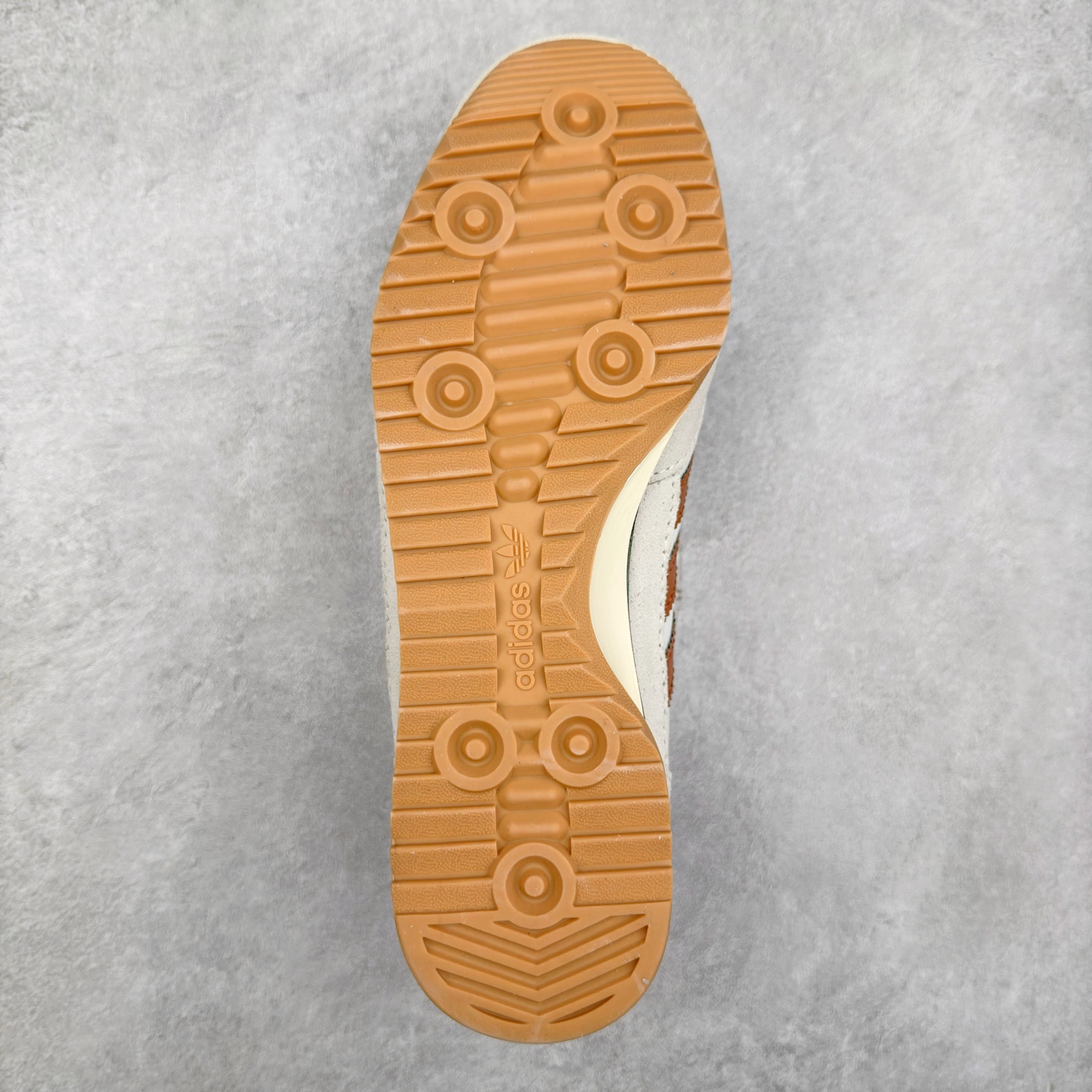 图片[9]-＃HP纯原 AD Wmns SL72 OG 系列德训足球风百搭低帮休闲运动板鞋 JH8657 采用高弹EVA+MODEL+RB三层组合底 区别市面RB一体大底 三层组合鞋底重量与原鞋一致 Originals 将有「T 头鞋」造型的诞生于 1972 年的 SL72 鞋款复刻带回 各位买鞋又有新选择了 1972 年 SL72 问世后 引领了后来阿迪达斯的跑鞋发展方向 其中「SL」代表了 Super Light 彰显了产品轻便的特性 1972 年 SL72 问世后 引领了后来阿迪达斯的跑鞋发展方向 其中「SL」代表了 Super Light 彰显了产品轻便的特性 这次 Originals 延续其轻质经典的基因 带来男女两款 SL72 男生款带来 SL72 RS 鞋型 RS 意为 Reshaped（重塑）鞋款在保留了经典的外观基础上 在尼龙材质里增加了填充物 使鞋型更加挺立和饱满 鞋头则更加圆润 鞋底的 EVA 材质则增加了鞋款的高度 女生款则带来 SL72 OG W 鞋型 OG 顾名思义则是致敬经典款式 相较于 RS（Reshaped）鞋款 鞋身更加纤细 其整体鞋身轮廓、线条、细节、材质上尊崇 70 年代 SL72 的设计 还原经典味道 尺码：36 36⅔ 37⅓ 38 38⅔ 39⅓ 40 40⅔ 41⅓ 42 42⅔ 43⅓ 44 44⅔ 45-选品中心