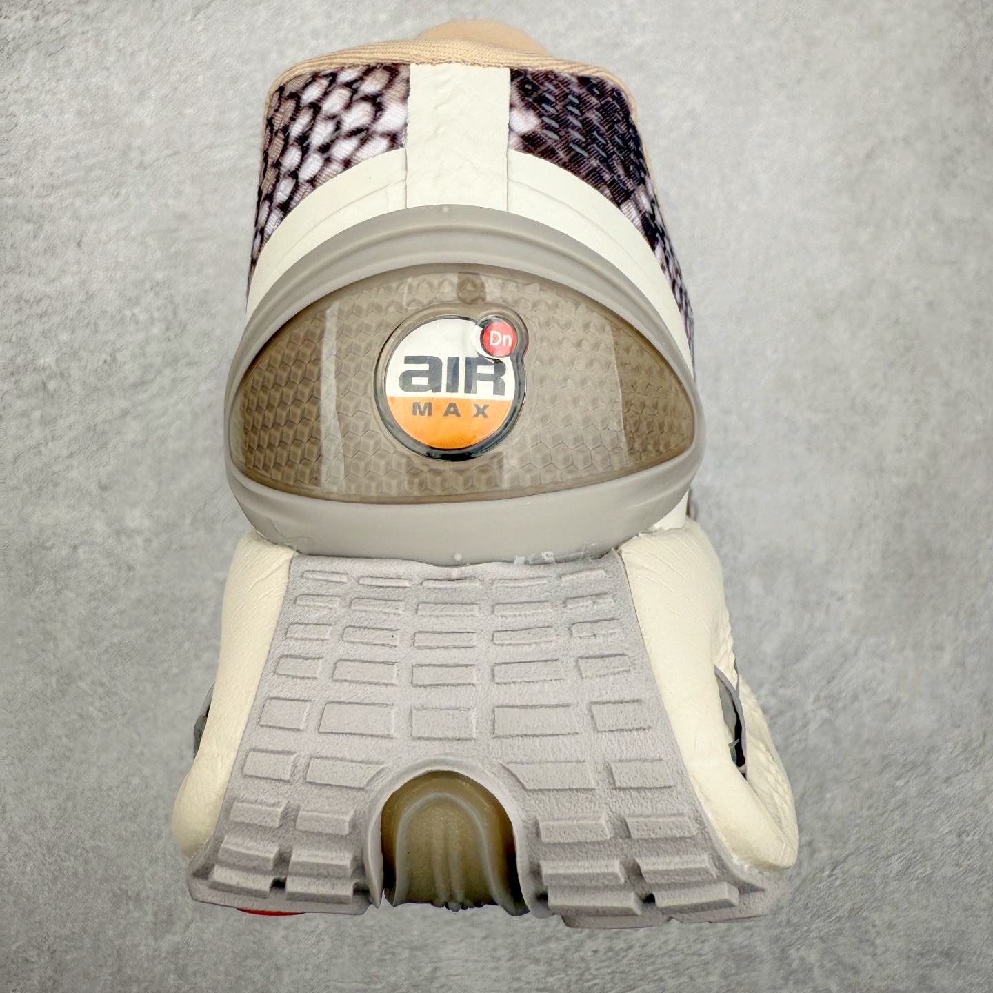 图片[8]-NK Air Max DN8 全掌科技气垫缓震运动跑鞋 HQ0912-200 DN8的核心亮点在于其八腔气垫结构 根据不同部位设定的气压值专为行走设计 提供卓越的舒适感 鞋面的设计让人联想到上世纪90年代末至2000年代初的多款Air Max 中底上系列圆形孔洞引发了热议 不少人将其与竞争品牌的缓震技术进行比较 例如K-SWISS 2010年代初推出的Tubes技 及以多孔鞋底闻名的品牌 尺码：36 36.5 37.5 38 38.5 39 40 40.5 41 42 42.5 43 44 44.5 45-选品中心