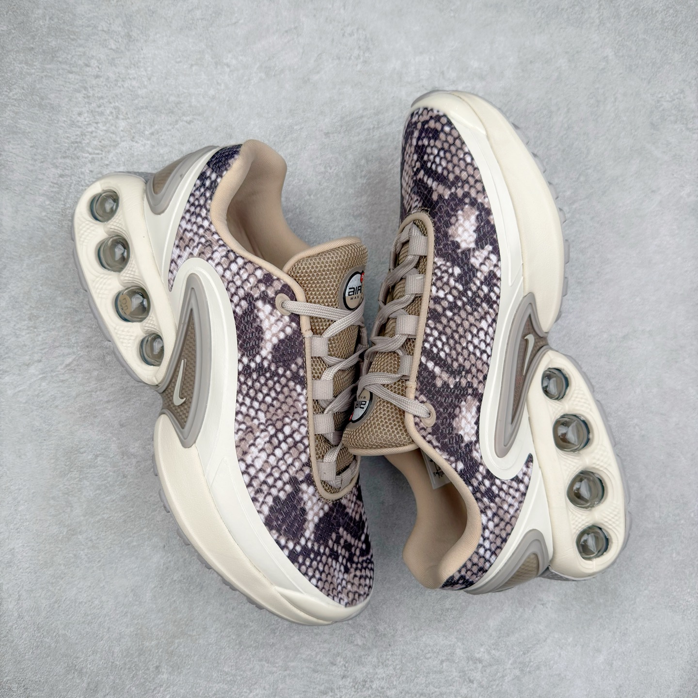 图片[3]-NK Air Max DN8 全掌科技气垫缓震运动跑鞋 HQ0912-200 DN8的核心亮点在于其八腔气垫结构 根据不同部位设定的气压值专为行走设计 提供卓越的舒适感 鞋面的设计让人联想到上世纪90年代末至2000年代初的多款Air Max 中底上系列圆形孔洞引发了热议 不少人将其与竞争品牌的缓震技术进行比较 例如K-SWISS 2010年代初推出的Tubes技 及以多孔鞋底闻名的品牌 尺码：36 36.5 37.5 38 38.5 39 40 40.5 41 42 42.5 43 44 44.5 45-选品中心