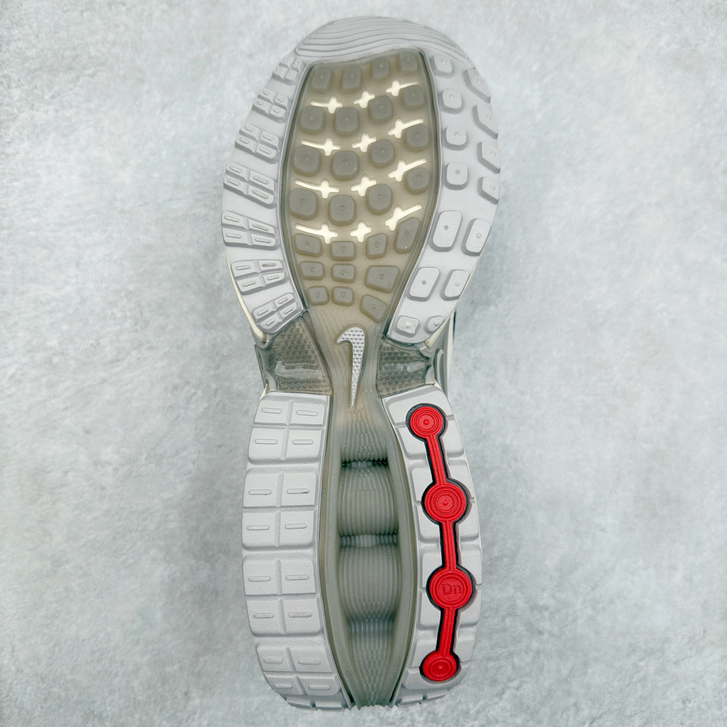 图片[9]-NK Air Max DN8 全掌科技气垫缓震运动跑鞋 HQ0912-200 DN8的核心亮点在于其八腔气垫结构 根据不同部位设定的气压值专为行走设计 提供卓越的舒适感 鞋面的设计让人联想到上世纪90年代末至2000年代初的多款Air Max 中底上系列圆形孔洞引发了热议 不少人将其与竞争品牌的缓震技术进行比较 例如K-SWISS 2010年代初推出的Tubes技 及以多孔鞋底闻名的品牌 尺码：36 36.5 37.5 38 38.5 39 40 40.5 41 42 42.5 43 44 44.5 45-选品中心