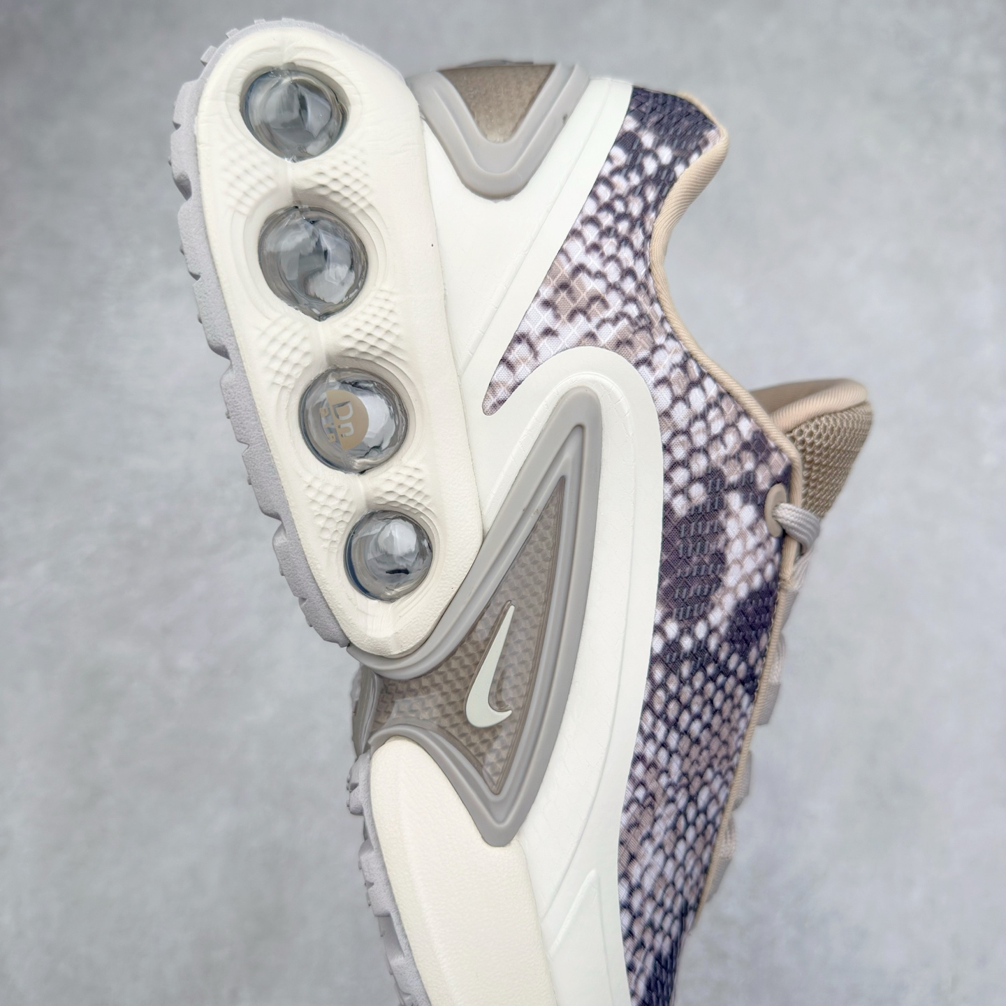 图片[6]-NK Air Max DN8 全掌科技气垫缓震运动跑鞋 HQ0912-200 DN8的核心亮点在于其八腔气垫结构 根据不同部位设定的气压值专为行走设计 提供卓越的舒适感 鞋面的设计让人联想到上世纪90年代末至2000年代初的多款Air Max 中底上系列圆形孔洞引发了热议 不少人将其与竞争品牌的缓震技术进行比较 例如K-SWISS 2010年代初推出的Tubes技 及以多孔鞋底闻名的品牌 尺码：36 36.5 37.5 38 38.5 39 40 40.5 41 42 42.5 43 44 44.5 45-选品中心