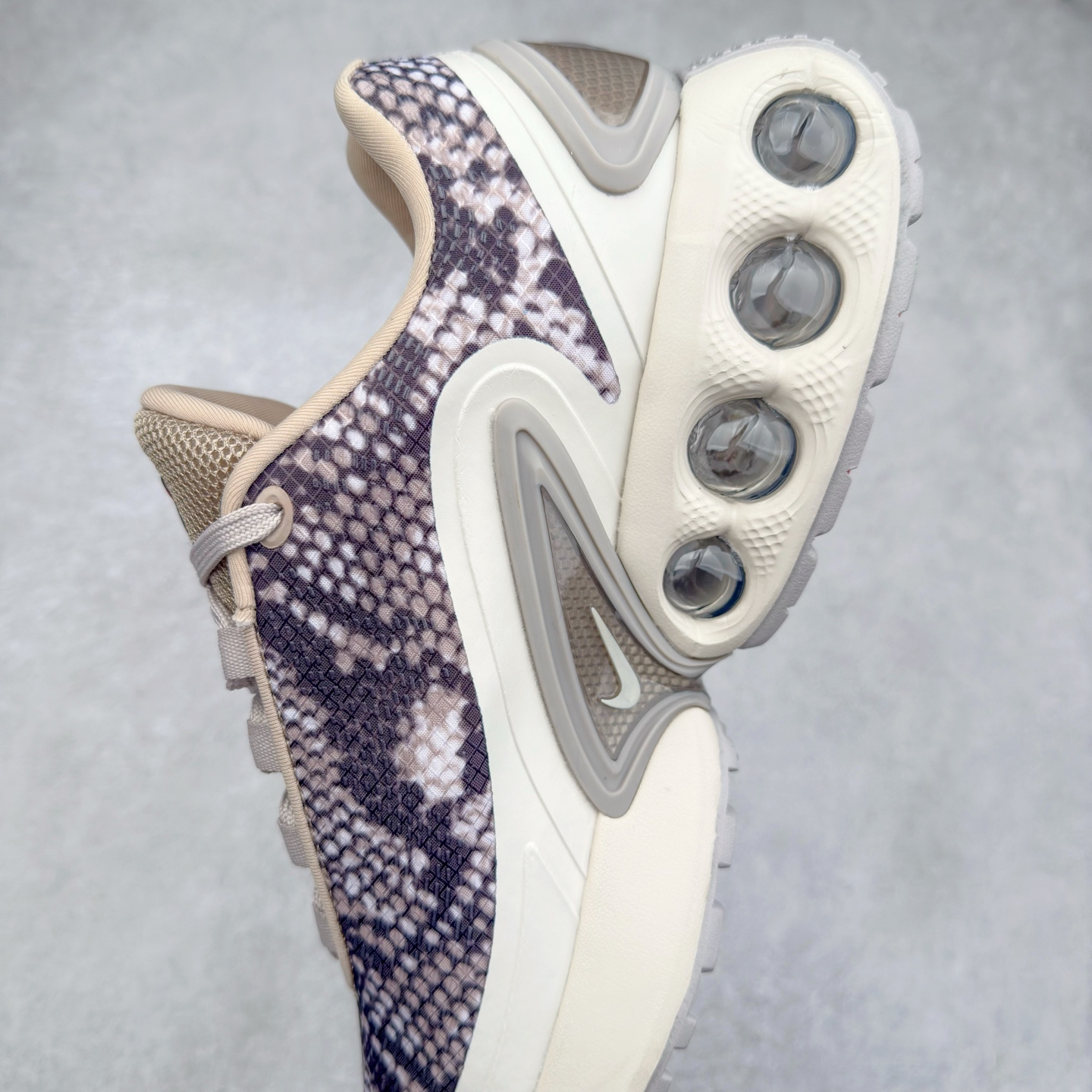 图片[7]-NK Air Max DN8 全掌科技气垫缓震运动跑鞋 HQ0912-200 DN8的核心亮点在于其八腔气垫结构 根据不同部位设定的气压值专为行走设计 提供卓越的舒适感 鞋面的设计让人联想到上世纪90年代末至2000年代初的多款Air Max 中底上系列圆形孔洞引发了热议 不少人将其与竞争品牌的缓震技术进行比较 例如K-SWISS 2010年代初推出的Tubes技 及以多孔鞋底闻名的品牌 尺码：36 36.5 37.5 38 38.5 39 40 40.5 41 42 42.5 43 44 44.5 45-选品中心