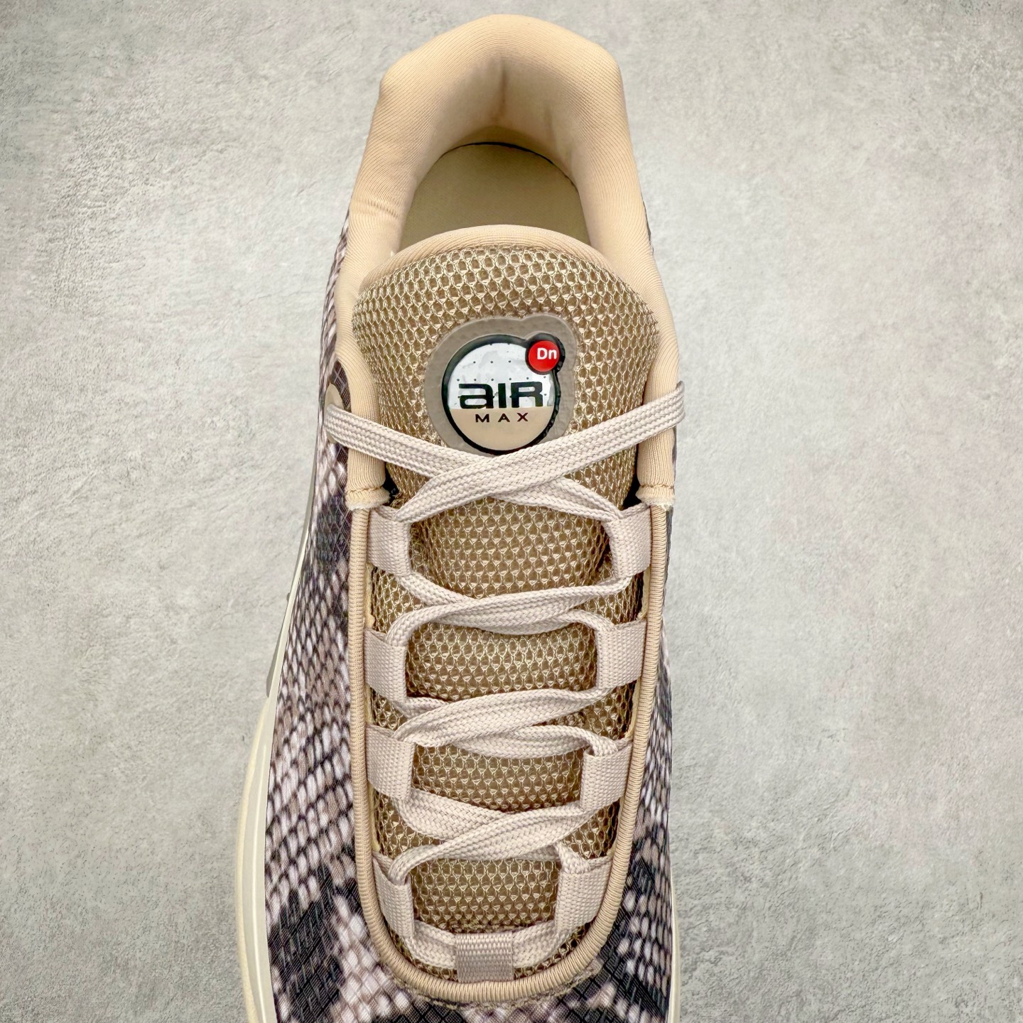 图片[5]-NK Air Max DN8 全掌科技气垫缓震运动跑鞋 HQ0912-200 DN8的核心亮点在于其八腔气垫结构 根据不同部位设定的气压值专为行走设计 提供卓越的舒适感 鞋面的设计让人联想到上世纪90年代末至2000年代初的多款Air Max 中底上系列圆形孔洞引发了热议 不少人将其与竞争品牌的缓震技术进行比较 例如K-SWISS 2010年代初推出的Tubes技 及以多孔鞋底闻名的品牌 尺码：36 36.5 37.5 38 38.5 39 40 40.5 41 42 42.5 43 44 44.5 45-选品中心