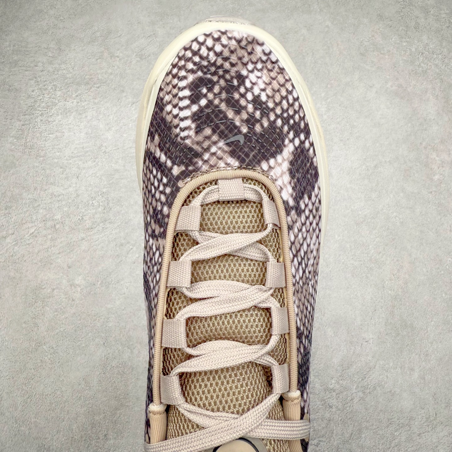 图片[4]-NK Air Max DN8 全掌科技气垫缓震运动跑鞋 HQ0912-200 DN8的核心亮点在于其八腔气垫结构 根据不同部位设定的气压值专为行走设计 提供卓越的舒适感 鞋面的设计让人联想到上世纪90年代末至2000年代初的多款Air Max 中底上系列圆形孔洞引发了热议 不少人将其与竞争品牌的缓震技术进行比较 例如K-SWISS 2010年代初推出的Tubes技 及以多孔鞋底闻名的品牌 尺码：36 36.5 37.5 38 38.5 39 40 40.5 41 42 42.5 43 44 44.5 45-选品中心