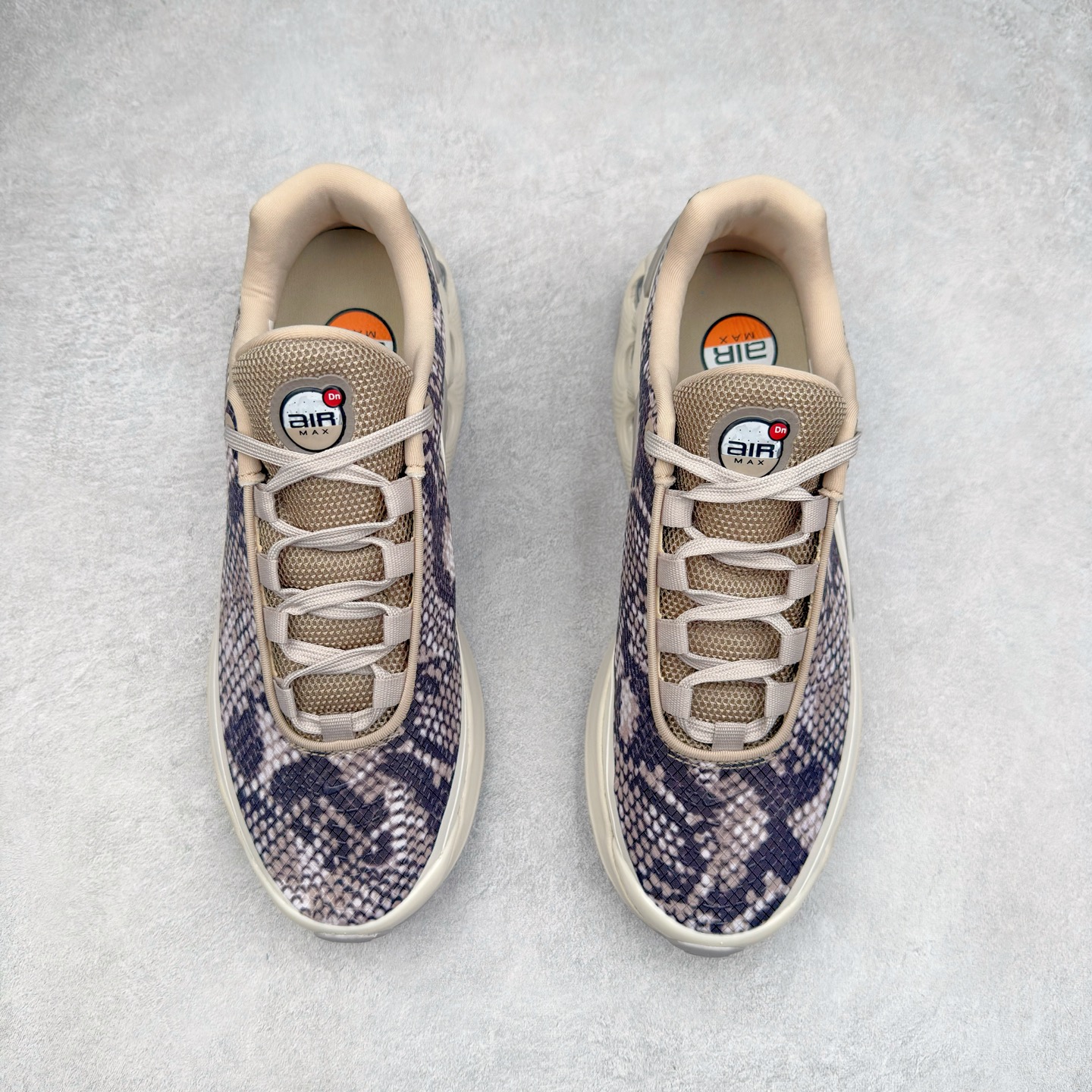 图片[2]-NK Air Max DN8 全掌科技气垫缓震运动跑鞋 HQ0912-200 DN8的核心亮点在于其八腔气垫结构 根据不同部位设定的气压值专为行走设计 提供卓越的舒适感 鞋面的设计让人联想到上世纪90年代末至2000年代初的多款Air Max 中底上系列圆形孔洞引发了热议 不少人将其与竞争品牌的缓震技术进行比较 例如K-SWISS 2010年代初推出的Tubes技 及以多孔鞋底闻名的品牌 尺码：36 36.5 37.5 38 38.5 39 40 40.5 41 42 42.5 43 44 44.5 45-选品中心