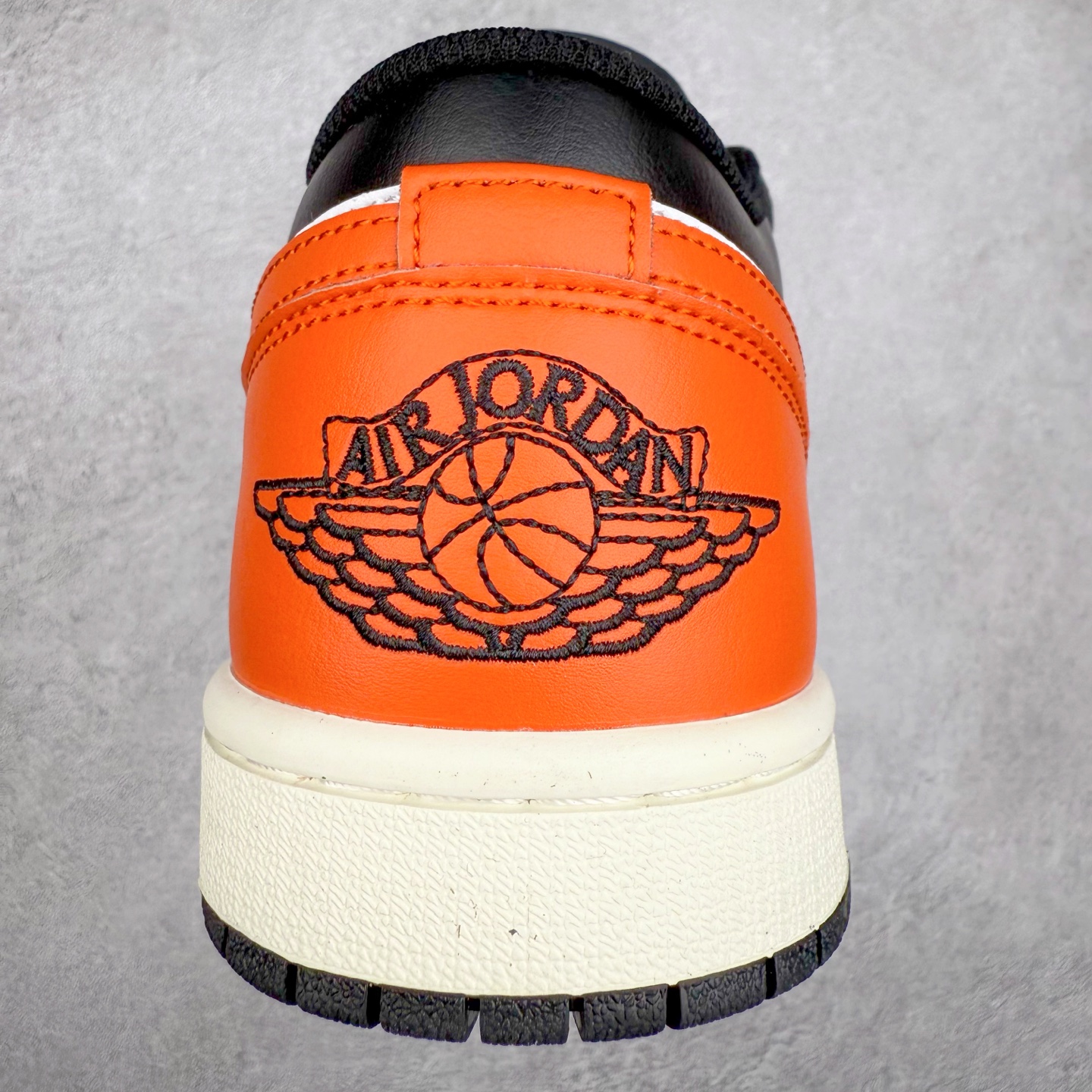 图片[8]-＃K版 Air Jordan AJ1 Low 低帮 黑白橙 553558-081 全新流水线出品 DT版本唯一平替选择 市场第二梯队最强版 全部原鞋开发 原楦原纸板开发 全鞋电脑针车 原厂内置全掌气垫 原盒内在原标 唯一Zp原版鞋带绑法 免检产品 全新2022版型 全头层皮料 完美零毛边处理 原厂配置全掌气垫 价格定位良心 几十个配色陆续出货 实拍调校N版已经零色差零失真 百分百还原实物色彩所见即所得 不存在货不对板色差等低级问题 选购参考实物拍摄 不混卖不参货 只用心做好货严格选品 承诺混一赔十 尺码：36 36.5 37.5 38 38.5 39 40 40.5 41 42 42.5 43 44 44.5 45-选品中心