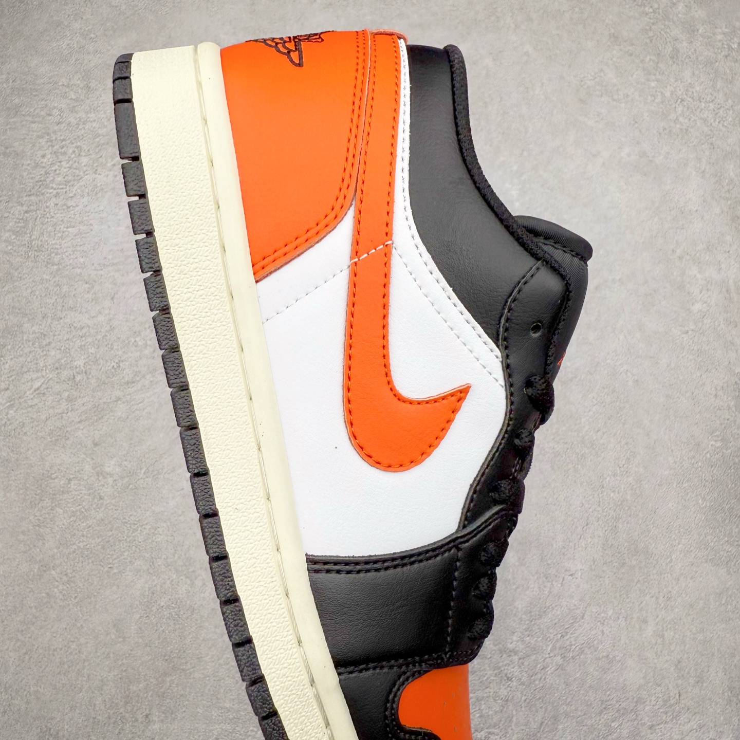 图片[6]-＃K版 Air Jordan AJ1 Low 低帮 黑白橙 553558-081 全新流水线出品 DT版本唯一平替选择 市场第二梯队最强版 全部原鞋开发 原楦原纸板开发 全鞋电脑针车 原厂内置全掌气垫 原盒内在原标 唯一Zp原版鞋带绑法 免检产品 全新2022版型 全头层皮料 完美零毛边处理 原厂配置全掌气垫 价格定位良心 几十个配色陆续出货 实拍调校N版已经零色差零失真 百分百还原实物色彩所见即所得 不存在货不对板色差等低级问题 选购参考实物拍摄 不混卖不参货 只用心做好货严格选品 承诺混一赔十 尺码：36 36.5 37.5 38 38.5 39 40 40.5 41 42 42.5 43 44 44.5 45-选品中心