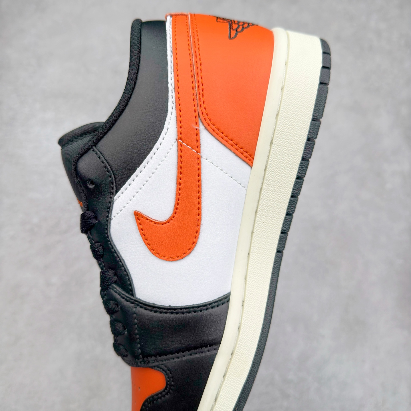 图片[7]-＃K版 Air Jordan AJ1 Low 低帮 黑白橙 553558-081 全新流水线出品 DT版本唯一平替选择 市场第二梯队最强版 全部原鞋开发 原楦原纸板开发 全鞋电脑针车 原厂内置全掌气垫 原盒内在原标 唯一Zp原版鞋带绑法 免检产品 全新2022版型 全头层皮料 完美零毛边处理 原厂配置全掌气垫 价格定位良心 几十个配色陆续出货 实拍调校N版已经零色差零失真 百分百还原实物色彩所见即所得 不存在货不对板色差等低级问题 选购参考实物拍摄 不混卖不参货 只用心做好货严格选品 承诺混一赔十 尺码：36 36.5 37.5 38 38.5 39 40 40.5 41 42 42.5 43 44 44.5 45-选品中心