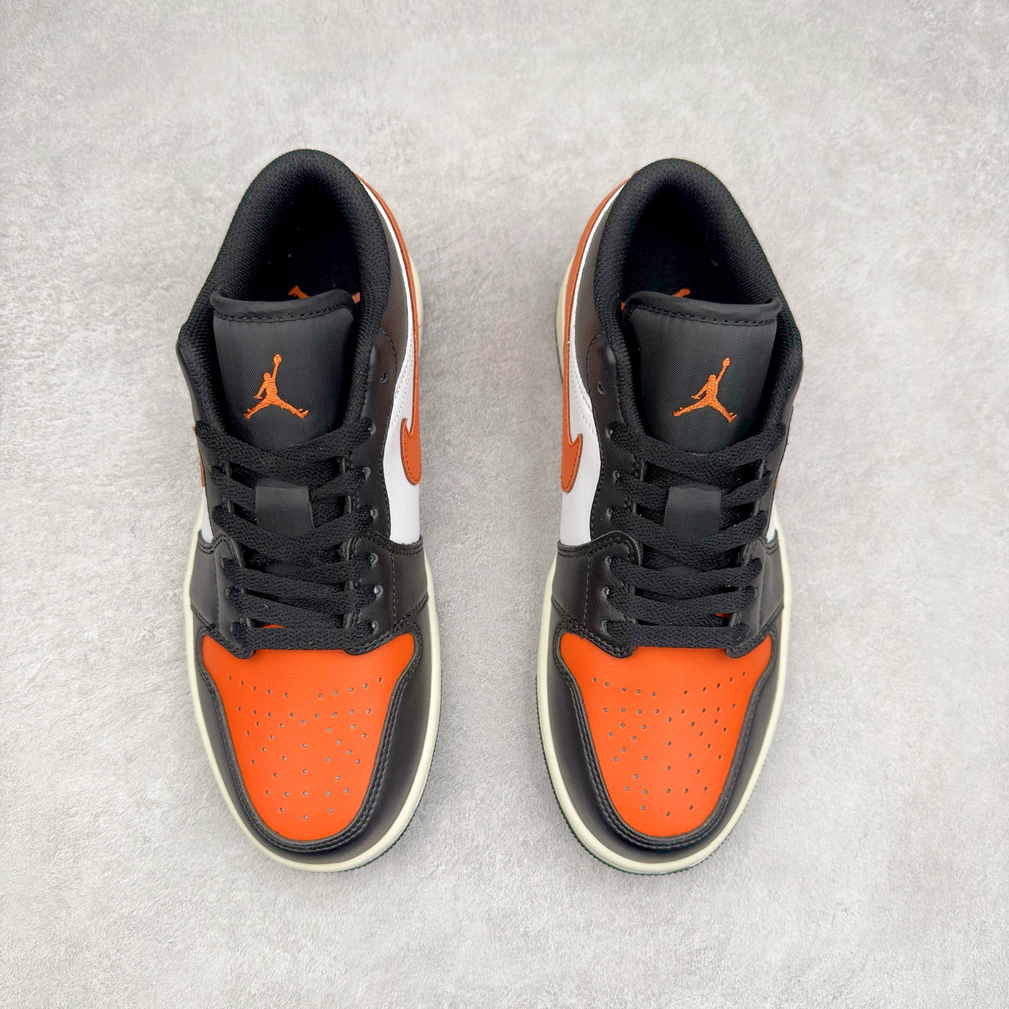 图片[2]-＃K版 Air Jordan AJ1 Low 低帮 黑白橙 553558-081 全新流水线出品 DT版本唯一平替选择 市场第二梯队最强版 全部原鞋开发 原楦原纸板开发 全鞋电脑针车 原厂内置全掌气垫 原盒内在原标 唯一Zp原版鞋带绑法 免检产品 全新2022版型 全头层皮料 完美零毛边处理 原厂配置全掌气垫 价格定位良心 几十个配色陆续出货 实拍调校N版已经零色差零失真 百分百还原实物色彩所见即所得 不存在货不对板色差等低级问题 选购参考实物拍摄 不混卖不参货 只用心做好货严格选品 承诺混一赔十 尺码：36 36.5 37.5 38 38.5 39 40 40.5 41 42 42.5 43 44 44.5 45-选品中心