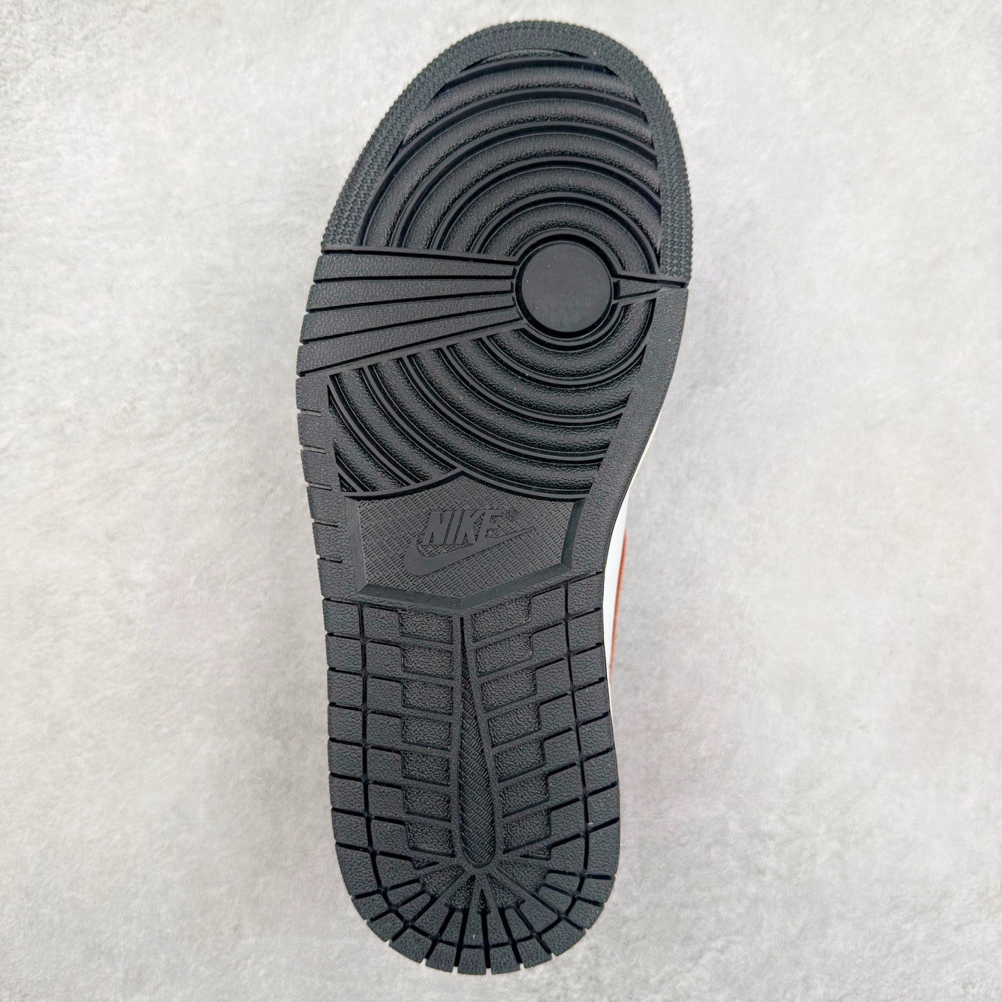 图片[9]-＃K版 Air Jordan AJ1 Low 低帮 黑白橙 553558-081 全新流水线出品 DT版本唯一平替选择 市场第二梯队最强版 全部原鞋开发 原楦原纸板开发 全鞋电脑针车 原厂内置全掌气垫 原盒内在原标 唯一Zp原版鞋带绑法 免检产品 全新2022版型 全头层皮料 完美零毛边处理 原厂配置全掌气垫 价格定位良心 几十个配色陆续出货 实拍调校N版已经零色差零失真 百分百还原实物色彩所见即所得 不存在货不对板色差等低级问题 选购参考实物拍摄 不混卖不参货 只用心做好货严格选品 承诺混一赔十 尺码：36 36.5 37.5 38 38.5 39 40 40.5 41 42 42.5 43 44 44.5 45-选品中心