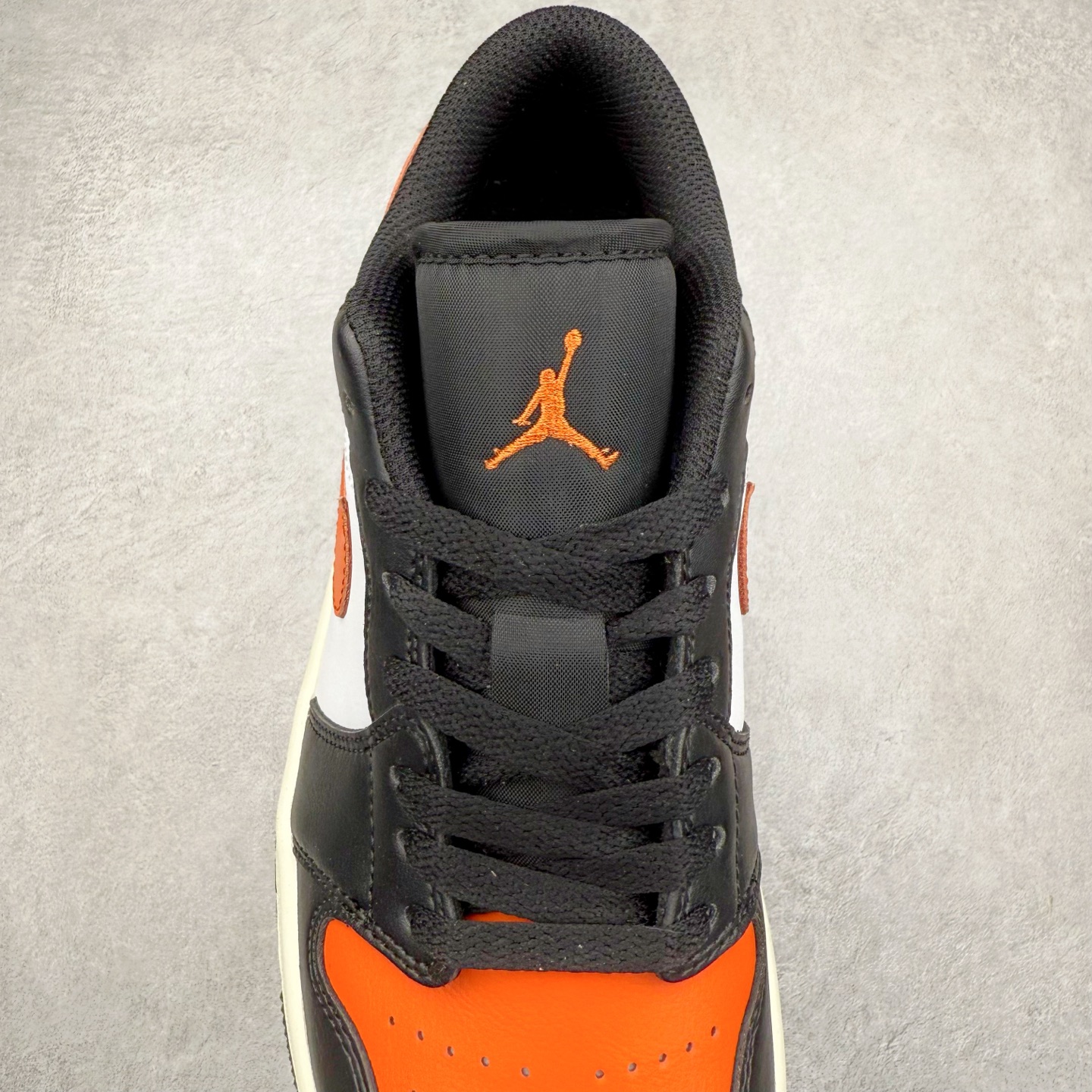 图片[5]-＃K版 Air Jordan AJ1 Low 低帮 黑白橙 553558-081 全新流水线出品 DT版本唯一平替选择 市场第二梯队最强版 全部原鞋开发 原楦原纸板开发 全鞋电脑针车 原厂内置全掌气垫 原盒内在原标 唯一Zp原版鞋带绑法 免检产品 全新2022版型 全头层皮料 完美零毛边处理 原厂配置全掌气垫 价格定位良心 几十个配色陆续出货 实拍调校N版已经零色差零失真 百分百还原实物色彩所见即所得 不存在货不对板色差等低级问题 选购参考实物拍摄 不混卖不参货 只用心做好货严格选品 承诺混一赔十 尺码：36 36.5 37.5 38 38.5 39 40 40.5 41 42 42.5 43 44 44.5 45-选品中心