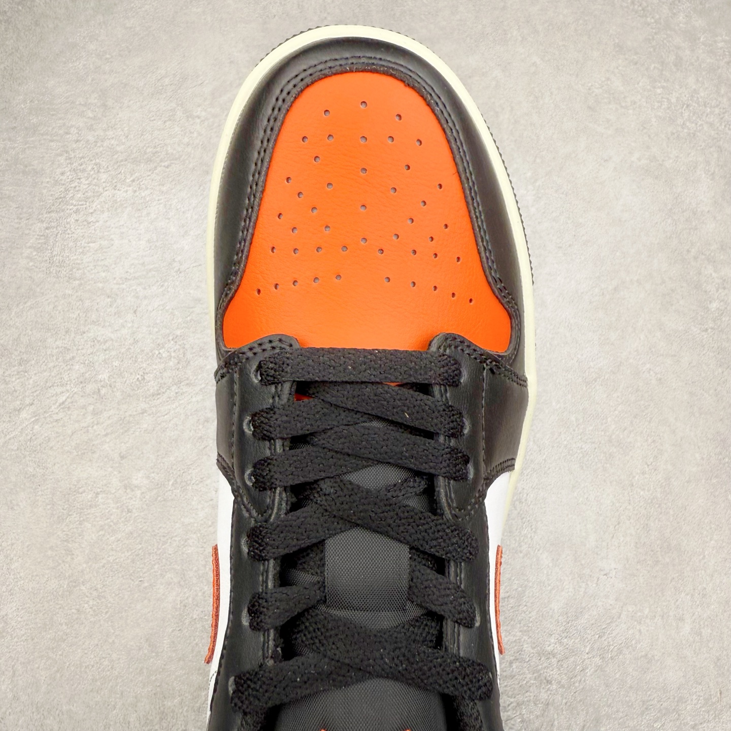 图片[4]-＃K版 Air Jordan AJ1 Low 低帮 黑白橙 553558-081 全新流水线出品 DT版本唯一平替选择 市场第二梯队最强版 全部原鞋开发 原楦原纸板开发 全鞋电脑针车 原厂内置全掌气垫 原盒内在原标 唯一Zp原版鞋带绑法 免检产品 全新2022版型 全头层皮料 完美零毛边处理 原厂配置全掌气垫 价格定位良心 几十个配色陆续出货 实拍调校N版已经零色差零失真 百分百还原实物色彩所见即所得 不存在货不对板色差等低级问题 选购参考实物拍摄 不混卖不参货 只用心做好货严格选品 承诺混一赔十 尺码：36 36.5 37.5 38 38.5 39 40 40.5 41 42 42.5 43 44 44.5 45-选品中心