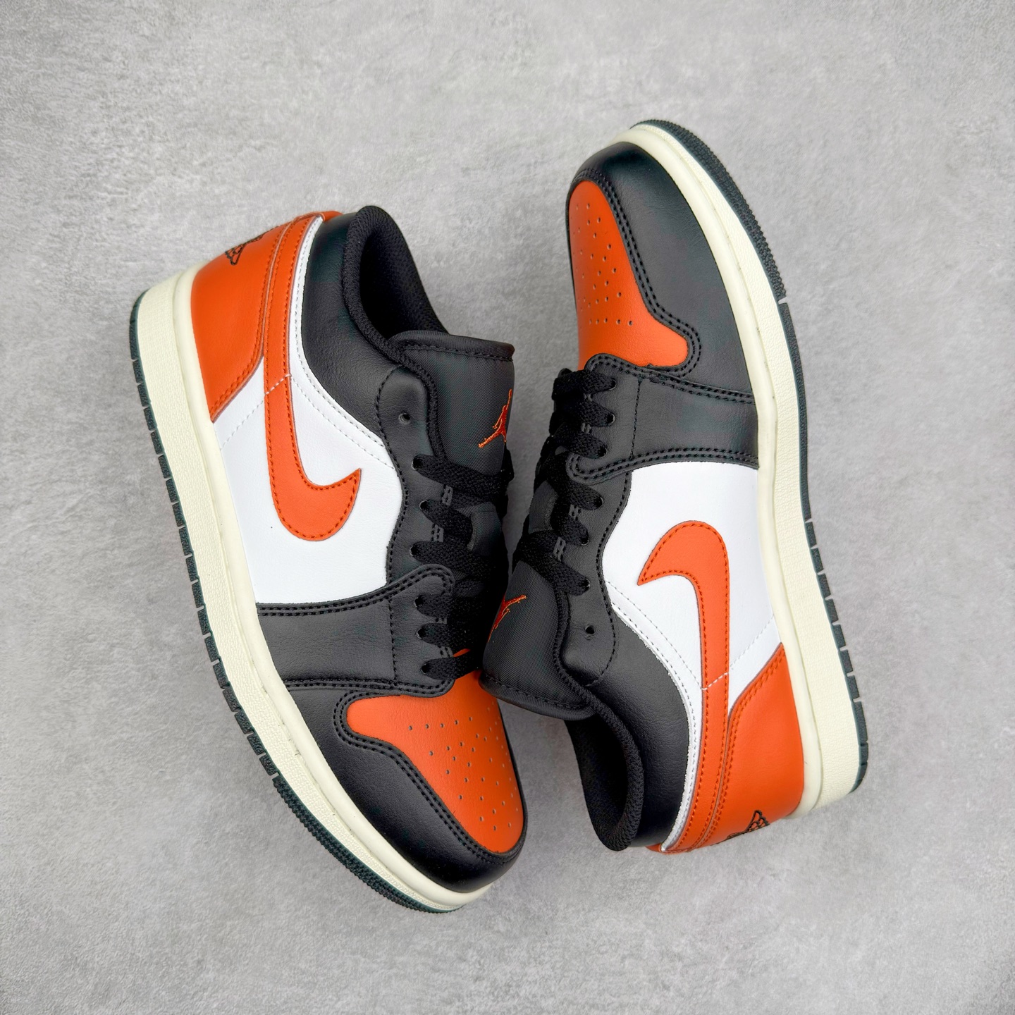 图片[3]-＃K版 Air Jordan AJ1 Low 低帮 黑白橙 553558-081 全新流水线出品 DT版本唯一平替选择 市场第二梯队最强版 全部原鞋开发 原楦原纸板开发 全鞋电脑针车 原厂内置全掌气垫 原盒内在原标 唯一Zp原版鞋带绑法 免检产品 全新2022版型 全头层皮料 完美零毛边处理 原厂配置全掌气垫 价格定位良心 几十个配色陆续出货 实拍调校N版已经零色差零失真 百分百还原实物色彩所见即所得 不存在货不对板色差等低级问题 选购参考实物拍摄 不混卖不参货 只用心做好货严格选品 承诺混一赔十 尺码：36 36.5 37.5 38 38.5 39 40 40.5 41 42 42.5 43 44 44.5 45-选品中心