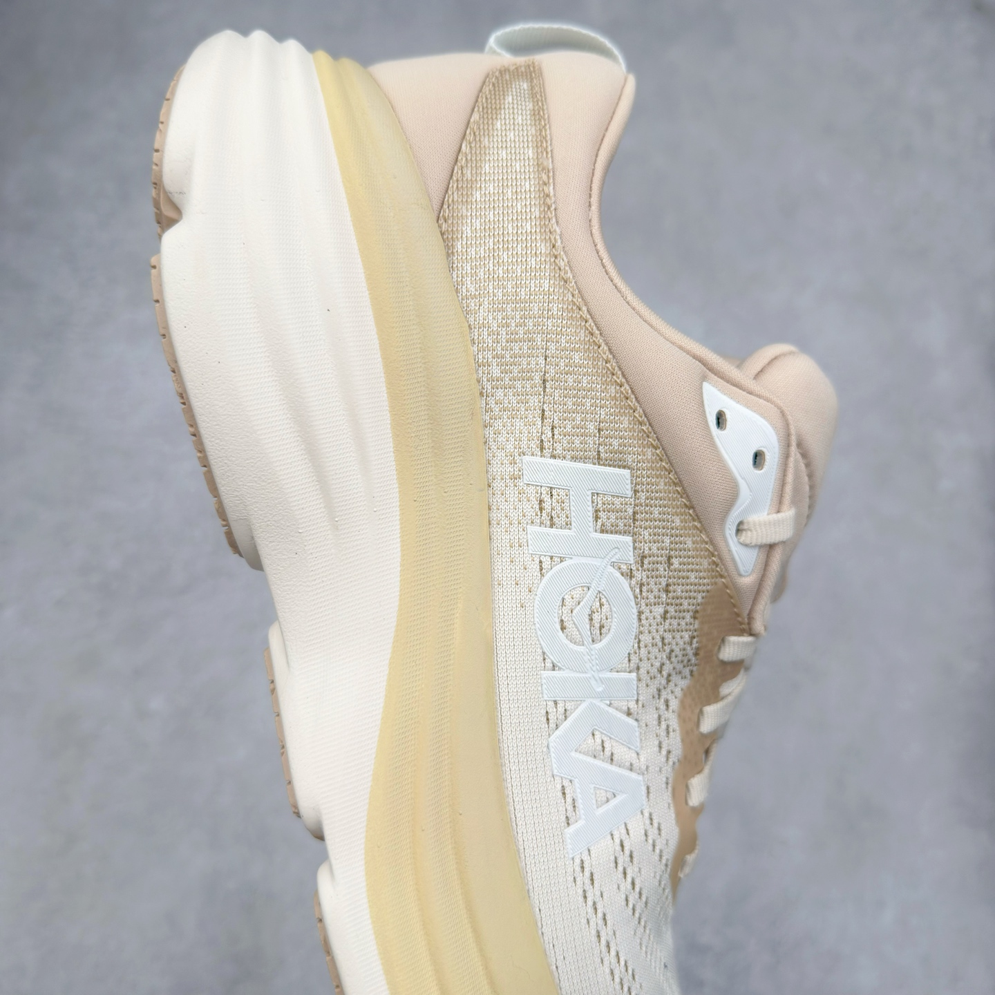 图片[6]-＃HK纯原 HOKA ONE ONE Bondi 8 邦代八代缓震网面耐磨低帮跑步鞋 原始的 Bondi 缓震和线条在这里 提供该特许经营权众所周知的柔软、平衡的乘坐体验 Bondi 使用加长的摇杆微调几何形状 以获得更大的加速度 同时由于采用碳纤维板 还可以提供更平稳的脚趾离地 尺码：36 36.5 37.5 38 38.5 39 40 40.5 41 42 42.5 43 44 44.5 45-选品中心