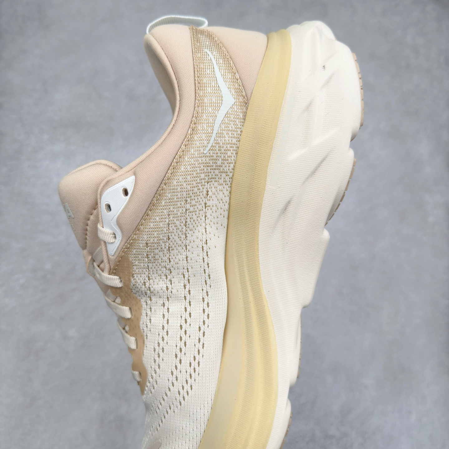 图片[7]-＃HK纯原 HOKA ONE ONE Bondi 8 邦代八代缓震网面耐磨低帮跑步鞋 原始的 Bondi 缓震和线条在这里 提供该特许经营权众所周知的柔软、平衡的乘坐体验 Bondi 使用加长的摇杆微调几何形状 以获得更大的加速度 同时由于采用碳纤维板 还可以提供更平稳的脚趾离地 尺码：36 36.5 37.5 38 38.5 39 40 40.5 41 42 42.5 43 44 44.5 45-选品中心