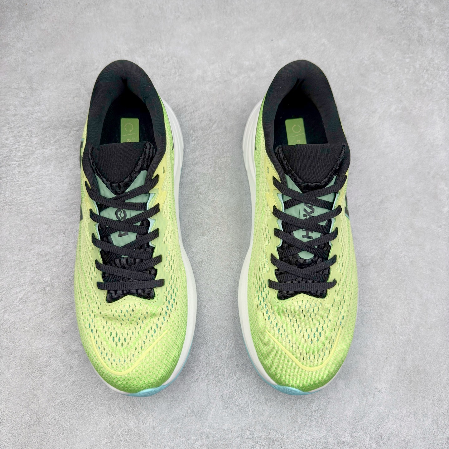 图片[2]-HOKA ONE ONE RINCON 4 舒适防滑耐磨低帮休闲跑步鞋 Rincon 4 是一款日常训练用的跑步鞋，踩上去的感觉很结实。它适合中短距离跑步，但如果您习惯于稍硬的感觉，也可以用于长距离跑步。但它的速度不够快，不能作为速度训练鞋，也不够柔软，不能作为恢复训练鞋，日常里程跑才是它的优势所在。如果您想尝试 Hoka 跑鞋，又想享受极具竞争力的价格，那就试试这款鞋吧。尺码：36 36.5 37.5 38 38.5 39 40 40.5 41 42 42.5 43 44 44.5 45-选品中心