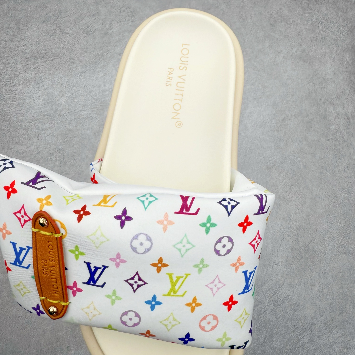 图片[5]-LOUIS VUITTON ｜路易威登2025ss最新春夏款 村上隆/Takashi Murakami x lv Pool Pillow Comfort 皮革 圆头套脚一字拖鞋 男女款 白色 室内外穿着皆宜。纯羊羔毛材质，鞋面受专水台高密度发泡材质，轻盈舒适，鞋底厚度3.5 上脚超显腿长 尺码：35 36 37 38 39 40 41 42 43 44 45-选品中心