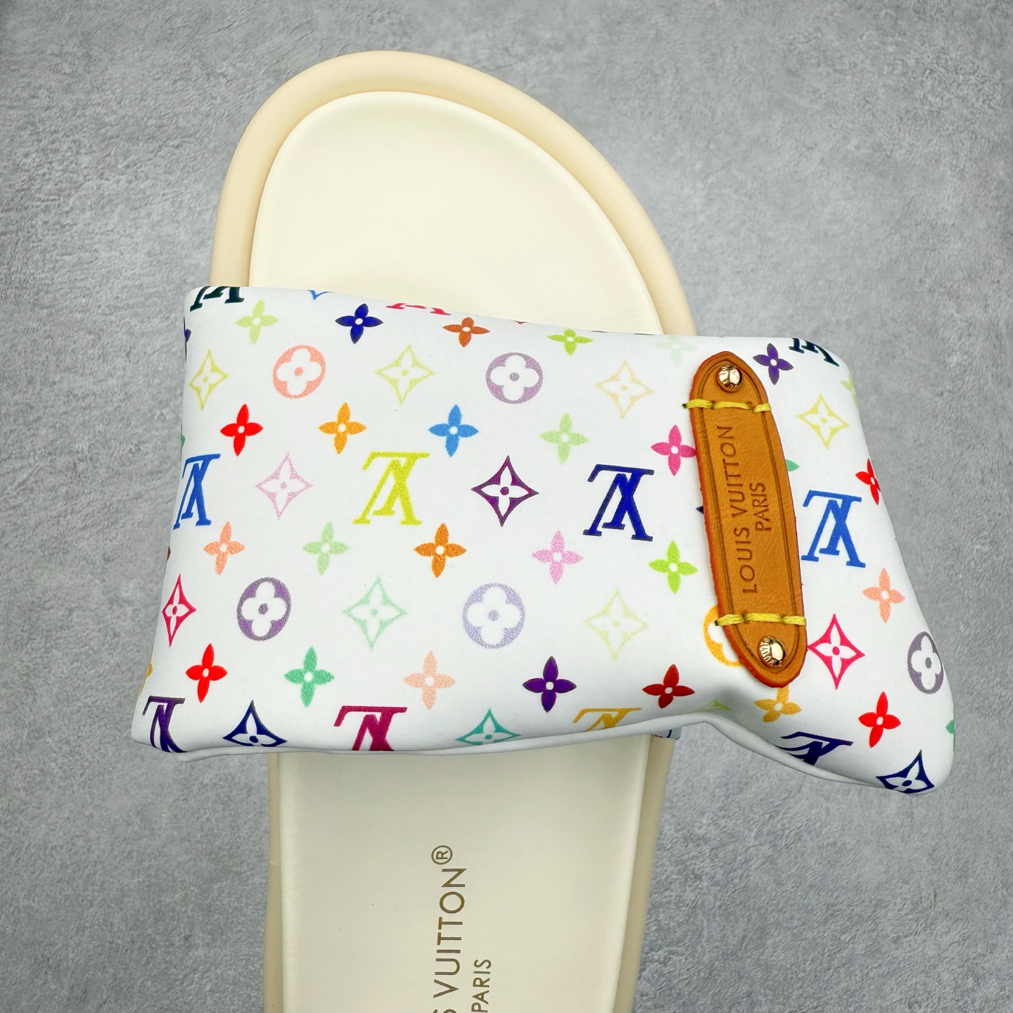 图片[4]-LOUIS VUITTON ｜路易威登2025ss最新春夏款 村上隆/Takashi Murakami x lv Pool Pillow Comfort 皮革 圆头套脚一字拖鞋 男女款 白色 室内外穿着皆宜。纯羊羔毛材质，鞋面受专水台高密度发泡材质，轻盈舒适，鞋底厚度3.5 上脚超显腿长 尺码：35 36 37 38 39 40 41 42 43 44 45-选品中心