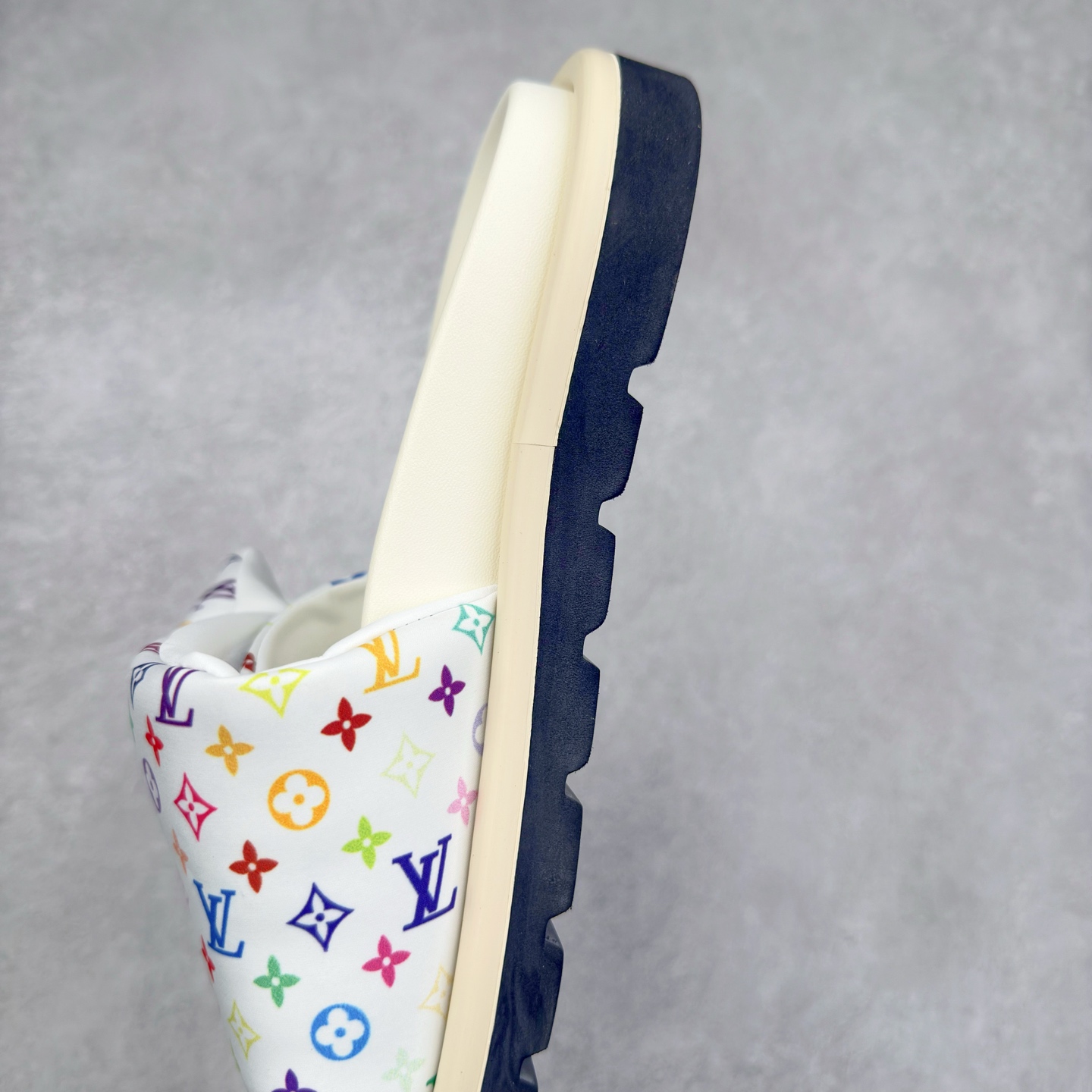 图片[7]-LOUIS VUITTON ｜路易威登2025ss最新春夏款 村上隆/Takashi Murakami x lv Pool Pillow Comfort 皮革 圆头套脚一字拖鞋 男女款 白色 室内外穿着皆宜。纯羊羔毛材质，鞋面受专水台高密度发泡材质，轻盈舒适，鞋底厚度3.5 上脚超显腿长 尺码：35 36 37 38 39 40 41 42 43 44 45-选品中心