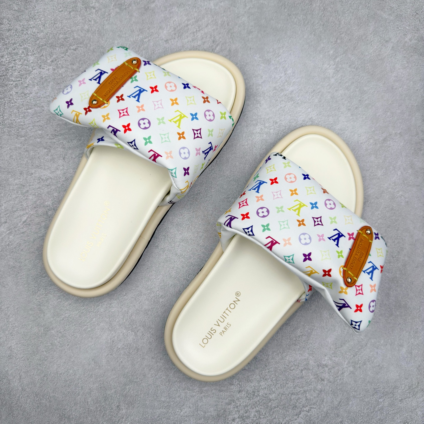 图片[3]-LOUIS VUITTON ｜路易威登2025ss最新春夏款 村上隆/Takashi Murakami x lv Pool Pillow Comfort 皮革 圆头套脚一字拖鞋 男女款 白色 室内外穿着皆宜。纯羊羔毛材质，鞋面受专水台高密度发泡材质，轻盈舒适，鞋底厚度3.5 上脚超显腿长 尺码：35 36 37 38 39 40 41 42 43 44 45-选品中心