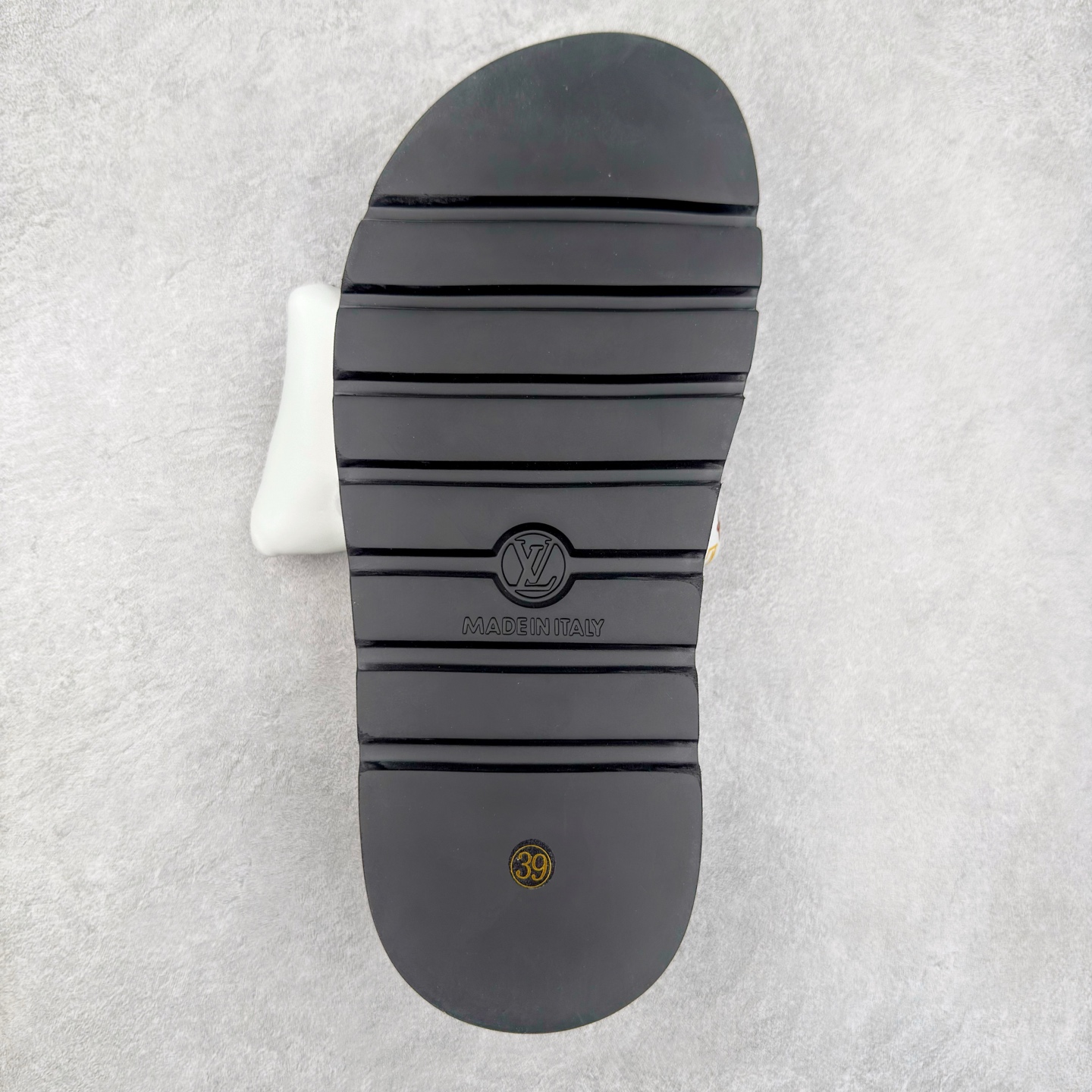 图片[9]-LOUIS VUITTON ｜路易威登2025ss最新春夏款 村上隆/Takashi Murakami x lv Pool Pillow Comfort 皮革 圆头套脚一字拖鞋 男女款 白色 室内外穿着皆宜。纯羊羔毛材质，鞋面受专水台高密度发泡材质，轻盈舒适，鞋底厚度3.5 上脚超显腿长 尺码：35 36 37 38 39 40 41 42 43 44 45-选品中心