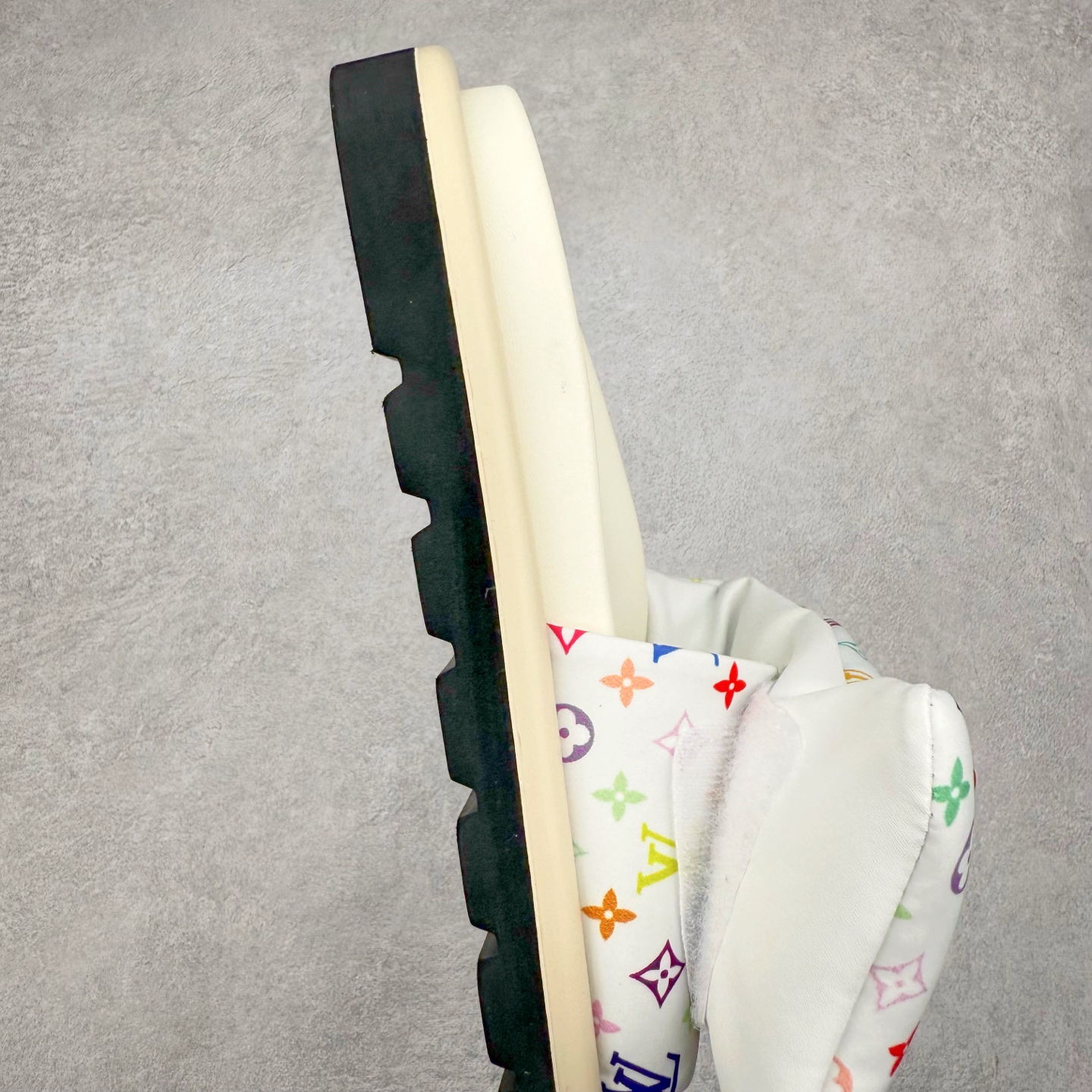 图片[6]-LOUIS VUITTON ｜路易威登2025ss最新春夏款 村上隆/Takashi Murakami x lv Pool Pillow Comfort 皮革 圆头套脚一字拖鞋 男女款 白色 室内外穿着皆宜。纯羊羔毛材质，鞋面受专水台高密度发泡材质，轻盈舒适，鞋底厚度3.5 上脚超显腿长 尺码：35 36 37 38 39 40 41 42 43 44 45-选品中心