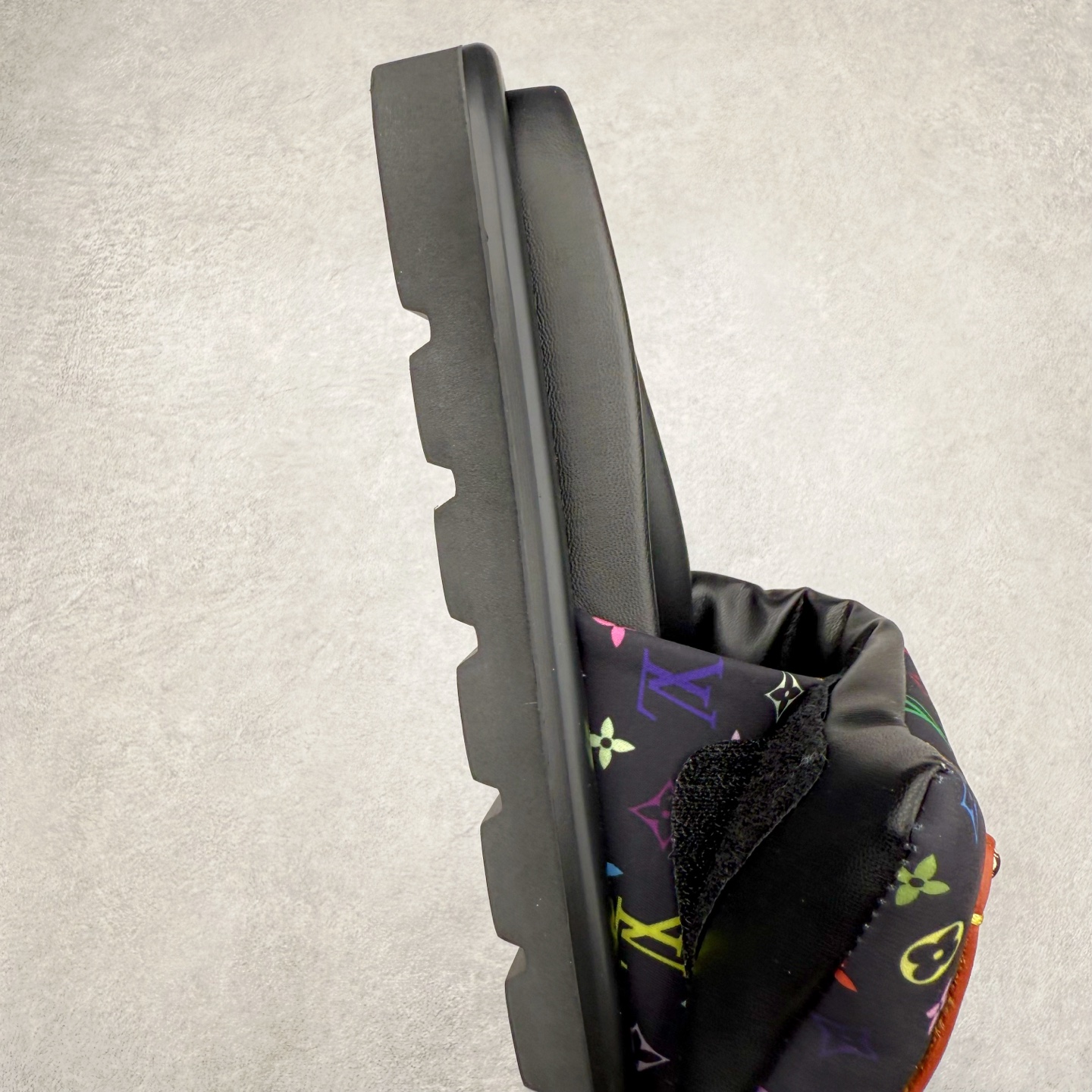 图片[6]-LOUIS VUITTON ｜路易威登2025ss最新春夏款 村上隆/Takashi Murakami x lv Pool Pillow Comfort 皮革 圆头套脚一字拖鞋 男女款 白色 室内外穿着皆宜。纯羊羔毛材质，鞋面受专水台高密度发泡材质，轻盈舒适，鞋底厚度3.5 上脚超显腿长 尺码：35 36 37 38 39 40 41 42 43 44 45-选品中心