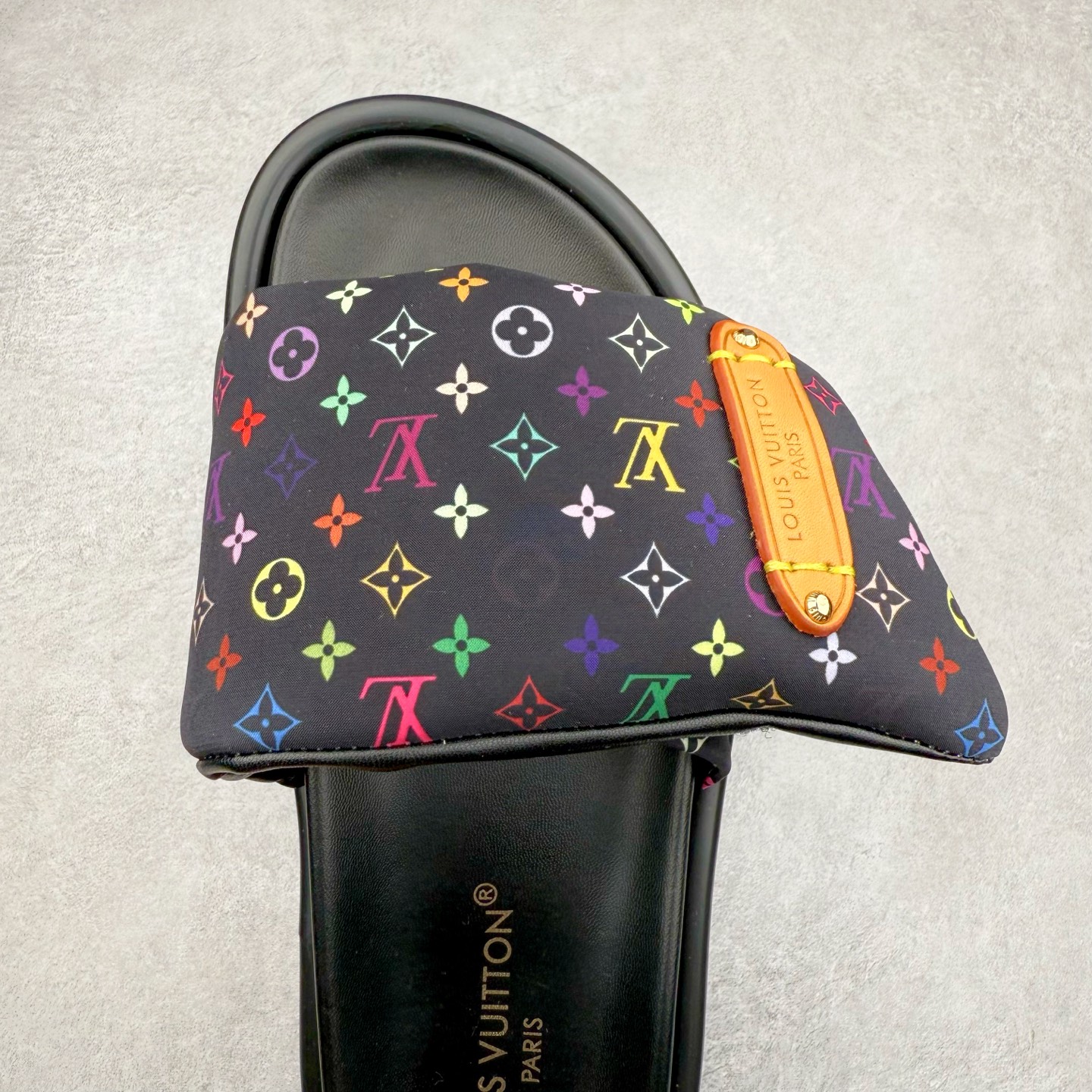 图片[4]-LOUIS VUITTON ｜路易威登2025ss最新春夏款 村上隆/Takashi Murakami x lv Pool Pillow Comfort 皮革 圆头套脚一字拖鞋 男女款 白色 室内外穿着皆宜。纯羊羔毛材质，鞋面受专水台高密度发泡材质，轻盈舒适，鞋底厚度3.5 上脚超显腿长 尺码：35 36 37 38 39 40 41 42 43 44 45-选品中心