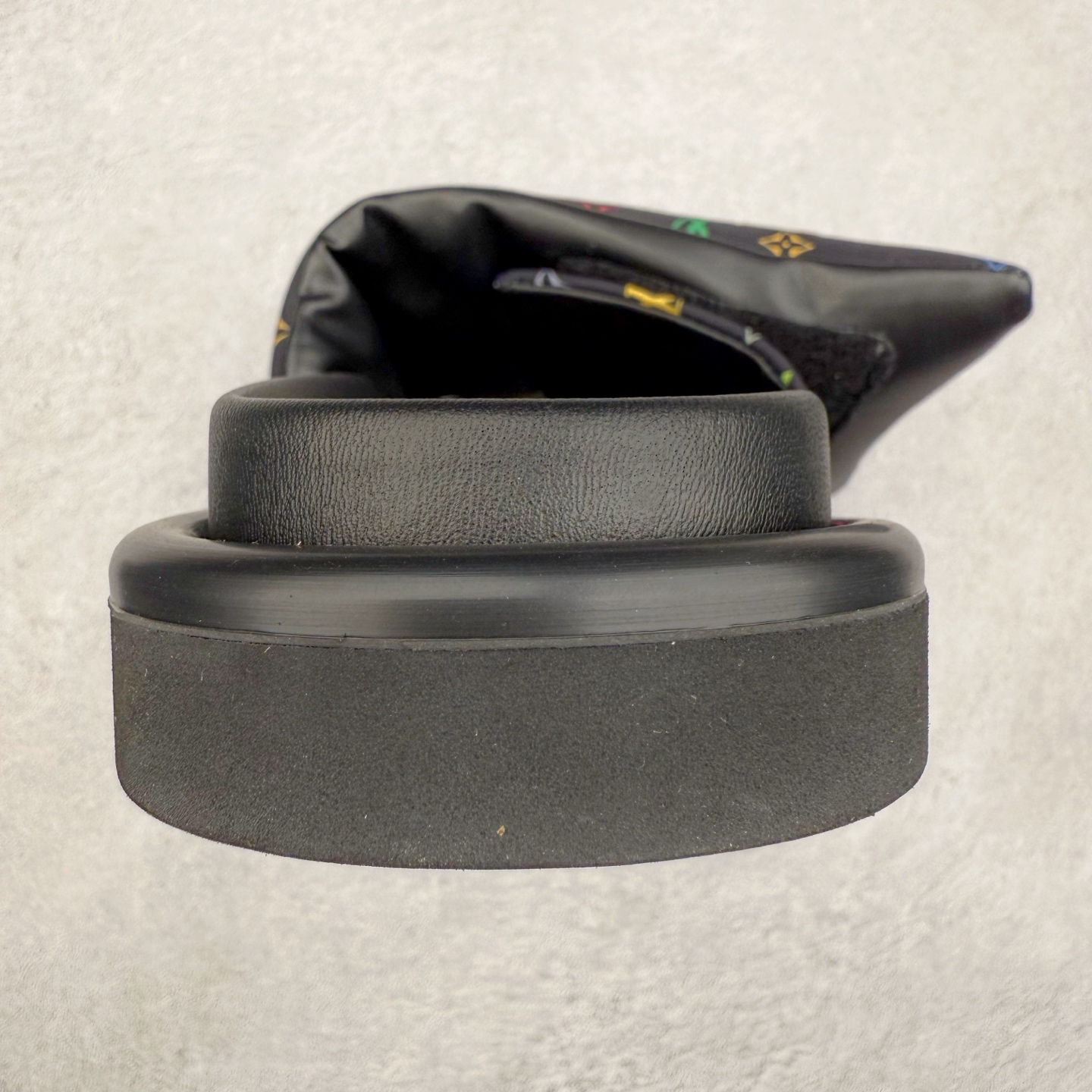 图片[8]-LOUIS VUITTON ｜路易威登2025ss最新春夏款 村上隆/Takashi Murakami x lv Pool Pillow Comfort 皮革 圆头套脚一字拖鞋 男女款 白色 室内外穿着皆宜。纯羊羔毛材质，鞋面受专水台高密度发泡材质，轻盈舒适，鞋底厚度3.5 上脚超显腿长 尺码：35 36 37 38 39 40 41 42 43 44 45-选品中心