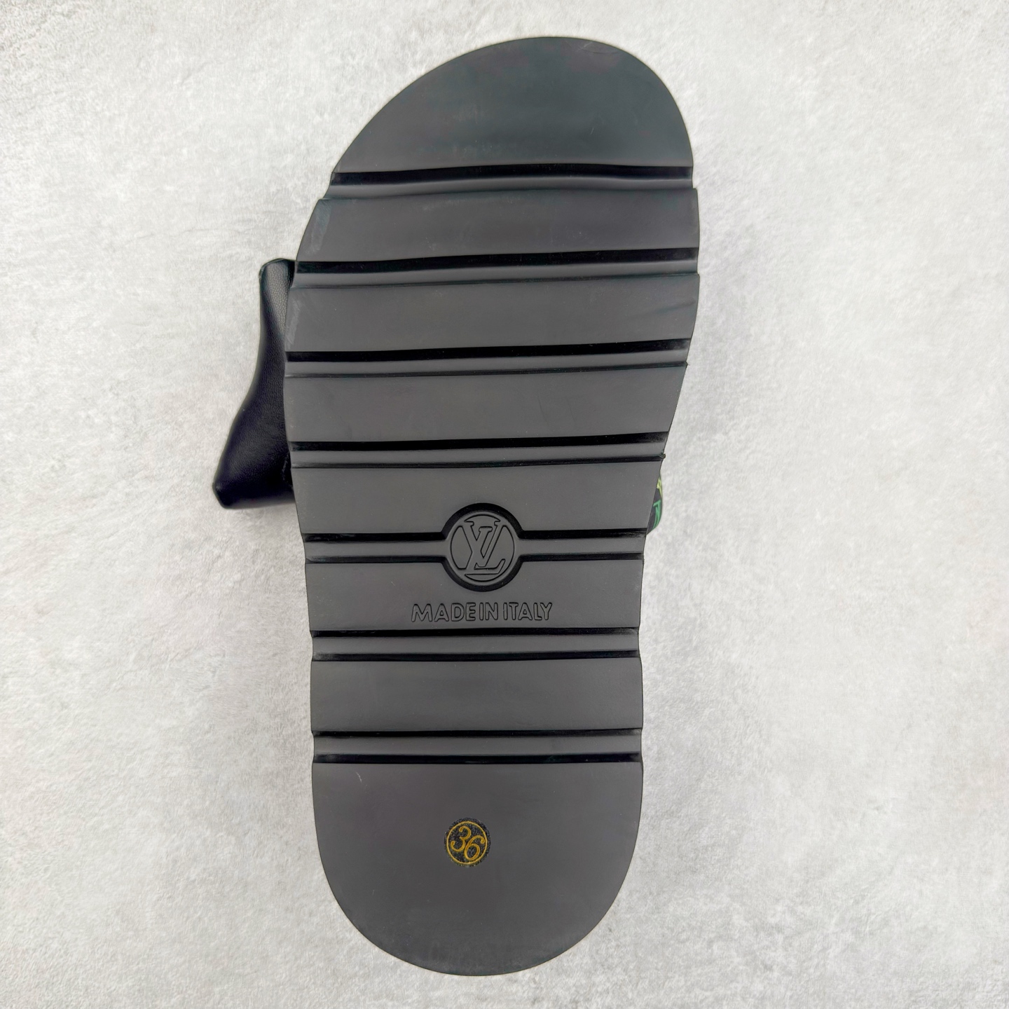 图片[9]-LOUIS VUITTON ｜路易威登2025ss最新春夏款 村上隆/Takashi Murakami x lv Pool Pillow Comfort 皮革 圆头套脚一字拖鞋 男女款 白色 室内外穿着皆宜。纯羊羔毛材质，鞋面受专水台高密度发泡材质，轻盈舒适，鞋底厚度3.5 上脚超显腿长 尺码：35 36 37 38 39 40 41 42 43 44 45-选品中心