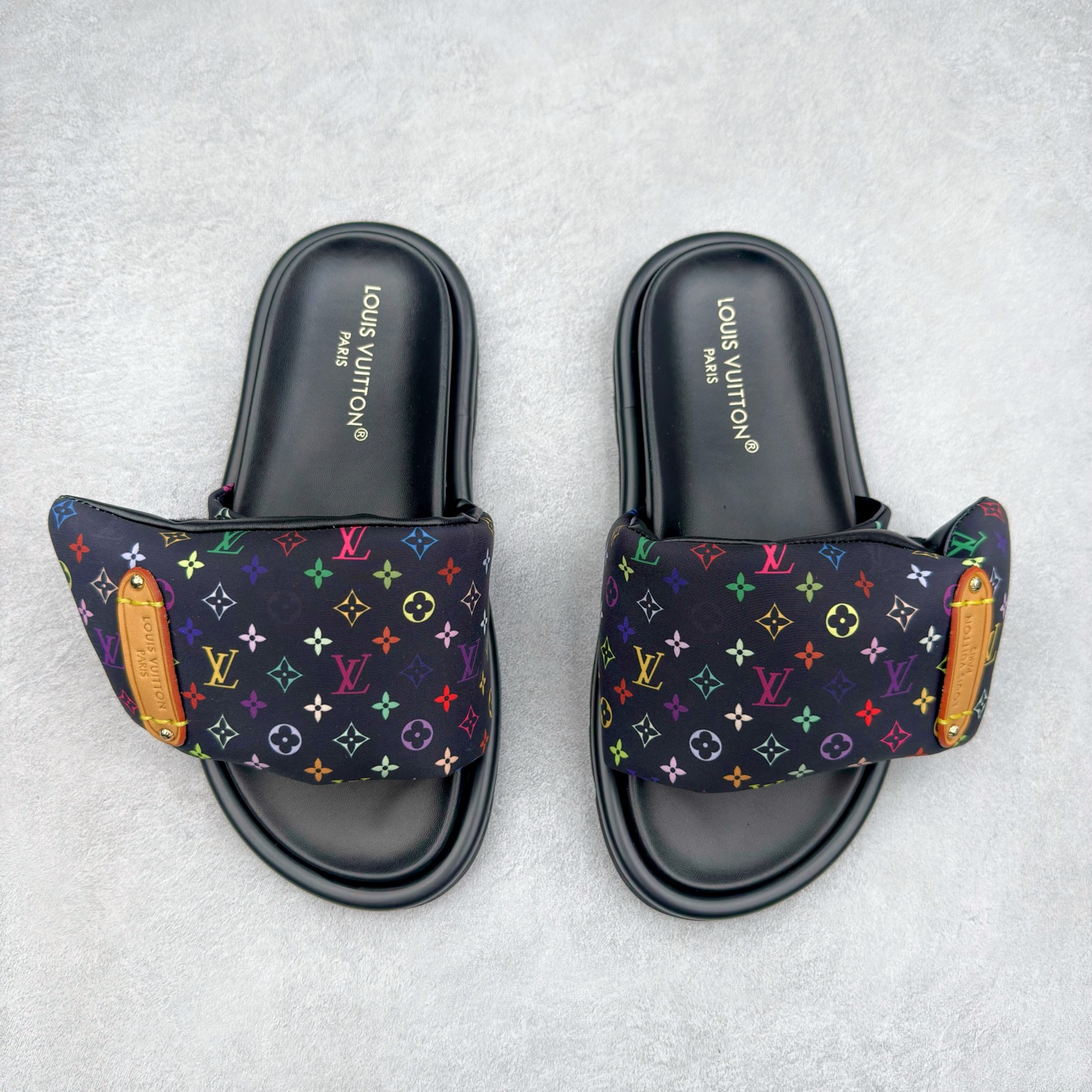 图片[2]-LOUIS VUITTON ｜路易威登2025ss最新春夏款 村上隆/Takashi Murakami x lv Pool Pillow Comfort 皮革 圆头套脚一字拖鞋 男女款 白色 室内外穿着皆宜。纯羊羔毛材质，鞋面受专水台高密度发泡材质，轻盈舒适，鞋底厚度3.5 上脚超显腿长 尺码：35 36 37 38 39 40 41 42 43 44 45-选品中心