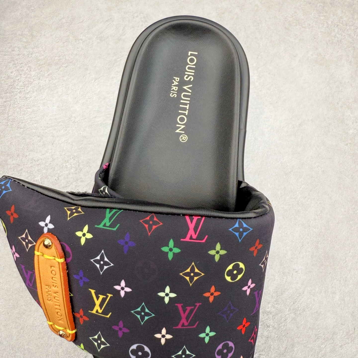 图片[5]-LOUIS VUITTON ｜路易威登2025ss最新春夏款 村上隆/Takashi Murakami x lv Pool Pillow Comfort 皮革 圆头套脚一字拖鞋 男女款 白色 室内外穿着皆宜。纯羊羔毛材质，鞋面受专水台高密度发泡材质，轻盈舒适，鞋底厚度3.5 上脚超显腿长 尺码：35 36 37 38 39 40 41 42 43 44 45-选品中心