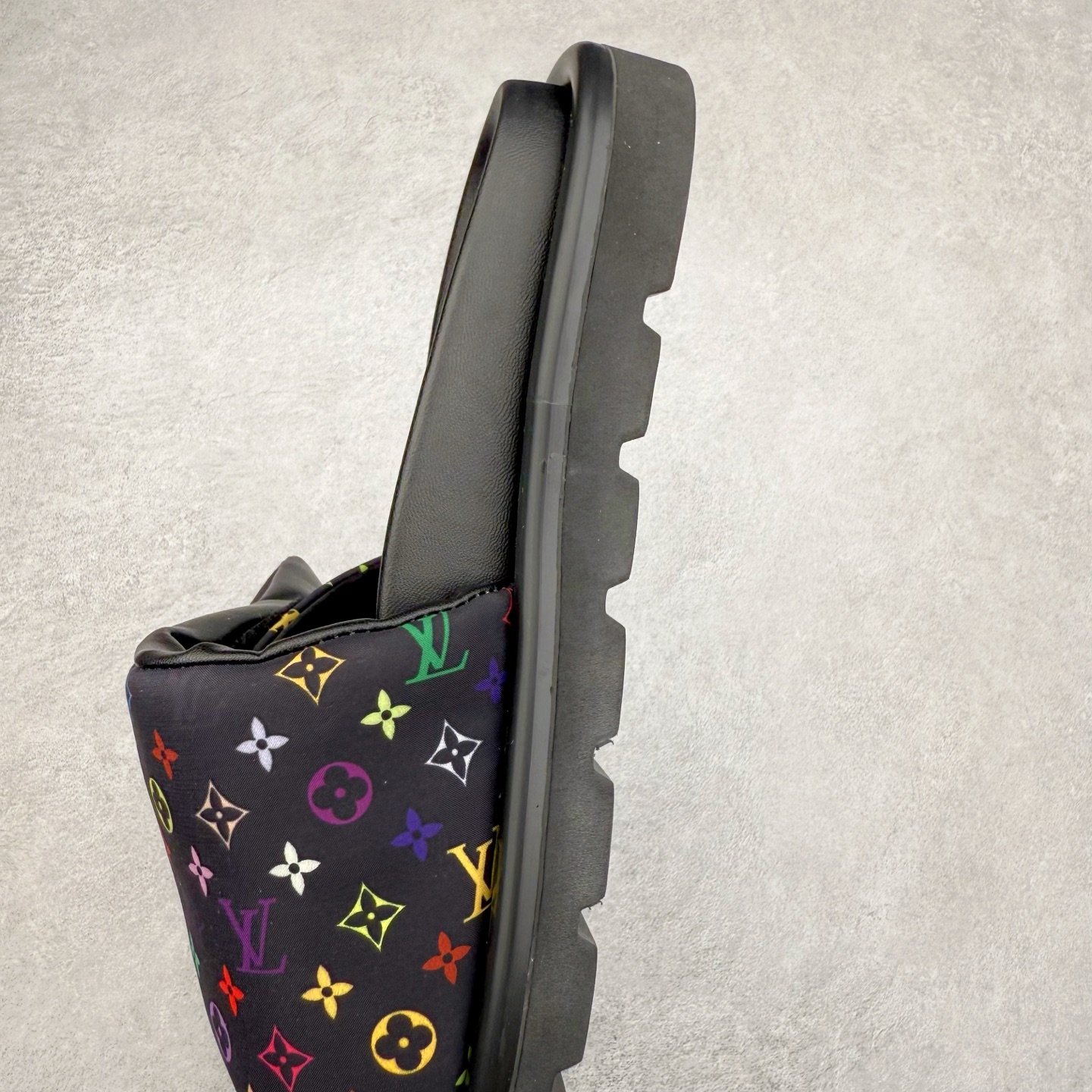 图片[7]-LOUIS VUITTON ｜路易威登2025ss最新春夏款 村上隆/Takashi Murakami x lv Pool Pillow Comfort 皮革 圆头套脚一字拖鞋 男女款 白色 室内外穿着皆宜。纯羊羔毛材质，鞋面受专水台高密度发泡材质，轻盈舒适，鞋底厚度3.5 上脚超显腿长 尺码：35 36 37 38 39 40 41 42 43 44 45-选品中心