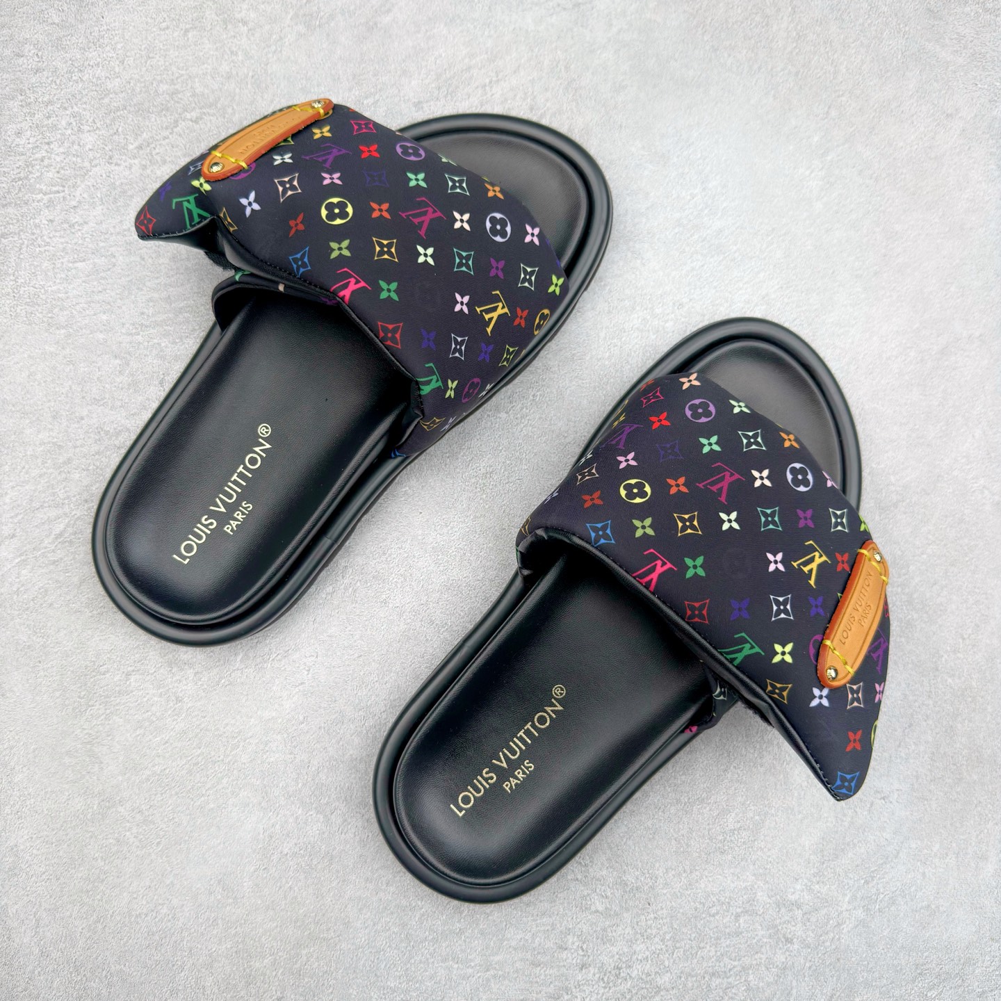 图片[3]-LOUIS VUITTON ｜路易威登2025ss最新春夏款 村上隆/Takashi Murakami x lv Pool Pillow Comfort 皮革 圆头套脚一字拖鞋 男女款 白色 室内外穿着皆宜。纯羊羔毛材质，鞋面受专水台高密度发泡材质，轻盈舒适，鞋底厚度3.5 上脚超显腿长 尺码：35 36 37 38 39 40 41 42 43 44 45-选品中心