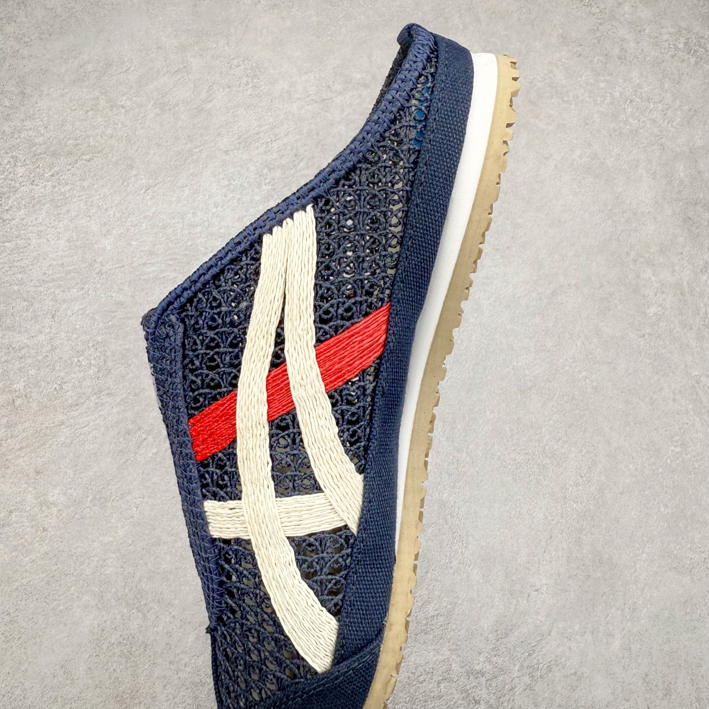 图片[7]-Asics Onitsuka Tiger 鬼冢虎 MEXICO 66 Sabot 半拖舒适日常透气轻便低帮生活休闲鞋 鬼塚虎从运动中汲取灵感，并致力于打造融合舒适感受与创新设计的时尚品牌。品牌的设计风格既体现了对传统的致敬，同时也表达了对精致风格和现代创意的推崇。我们提供独具个性的全系列产品，打造从头到脚的整体穿搭。每件产品皆以精湛工艺匠心打造，细节考究，品质出众。尺码：36 37 37.5 38 39 39.5 40.5 41.5 42 42.5 43.5 44 45-选品中心