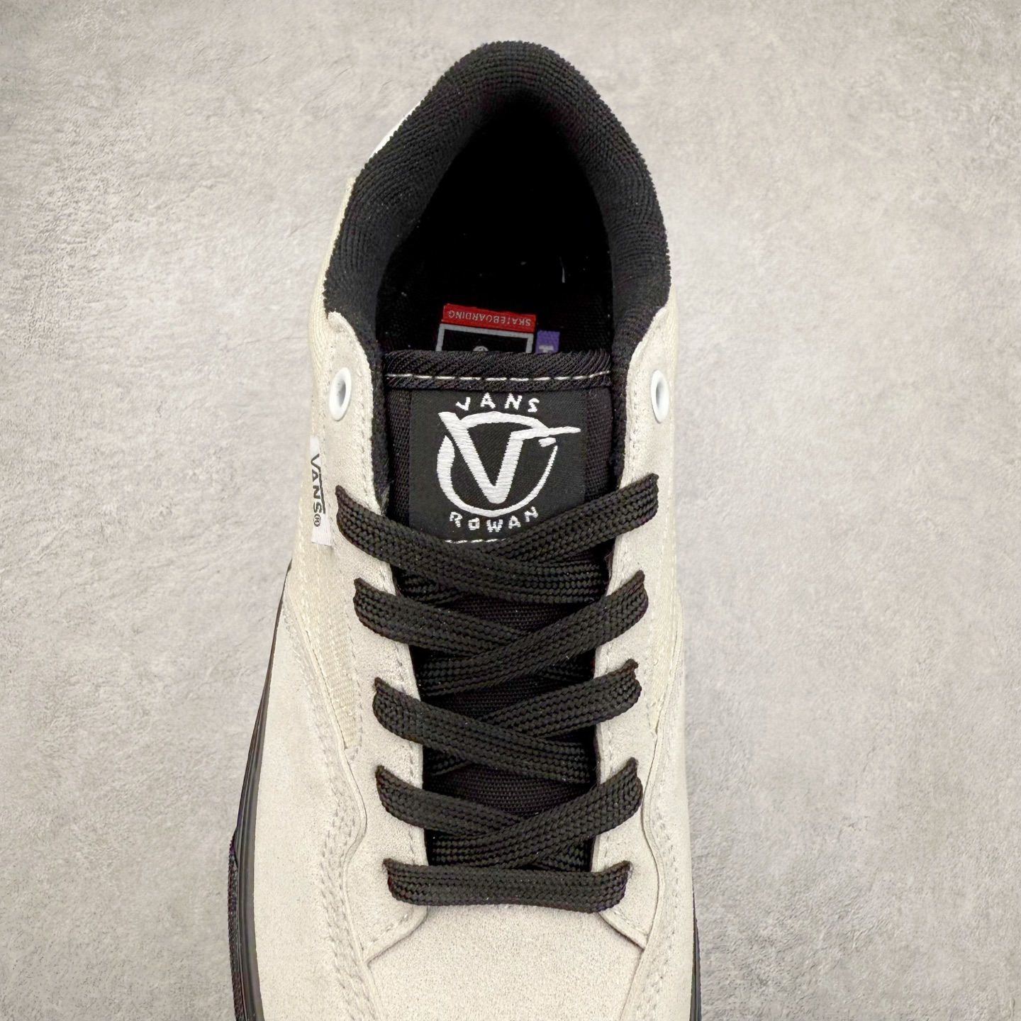 图片[5]-Vans Skate Rowan Pro 米白黑 经典百搭 轻便舒适专业滑板鞋 鞋底处的小心机脚能很好的释放脚底压力 货号：VN0A4TZCW8R 尺码：35 36 36.5 37 38 38.5 39 40 40.5 41 42 42.5 43 44 工艺：硫化1：1（重量1：1、真标、原钢印、材质标、鞋型标、合格证）-选品中心