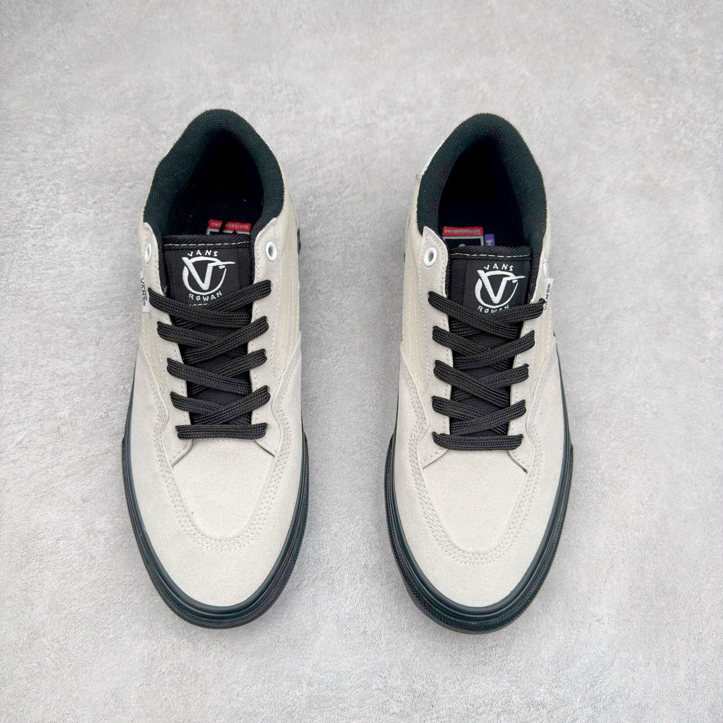 图片[2]-Vans Skate Rowan Pro 米白黑 经典百搭 轻便舒适专业滑板鞋 鞋底处的小心机脚能很好的释放脚底压力 货号：VN0A4TZCW8R 尺码：35 36 36.5 37 38 38.5 39 40 40.5 41 42 42.5 43 44 工艺：硫化1：1（重量1：1、真标、原钢印、材质标、鞋型标、合格证）-选品中心