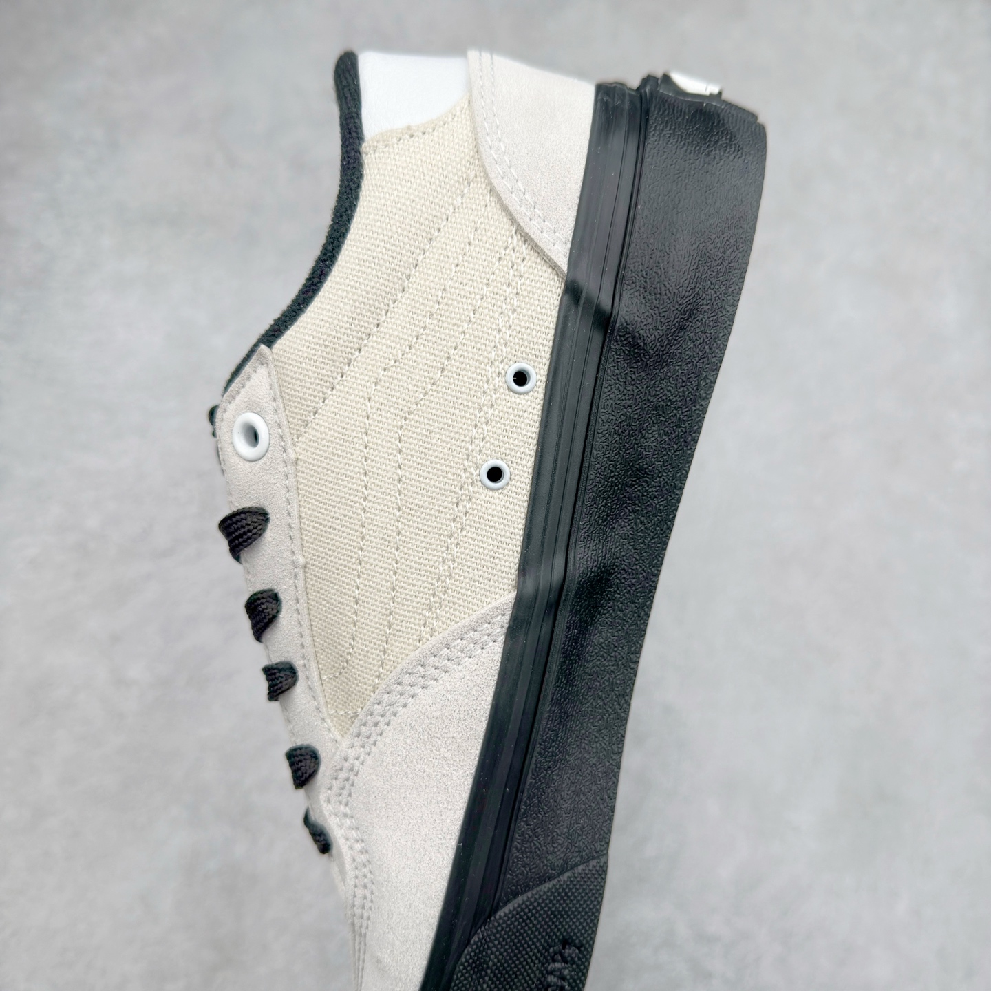 图片[7]-Vans Skate Rowan Pro 米白黑 经典百搭 轻便舒适专业滑板鞋 鞋底处的小心机脚能很好的释放脚底压力 货号：VN0A4TZCW8R 尺码：35 36 36.5 37 38 38.5 39 40 40.5 41 42 42.5 43 44 工艺：硫化1：1（重量1：1、真标、原钢印、材质标、鞋型标、合格证）-选品中心